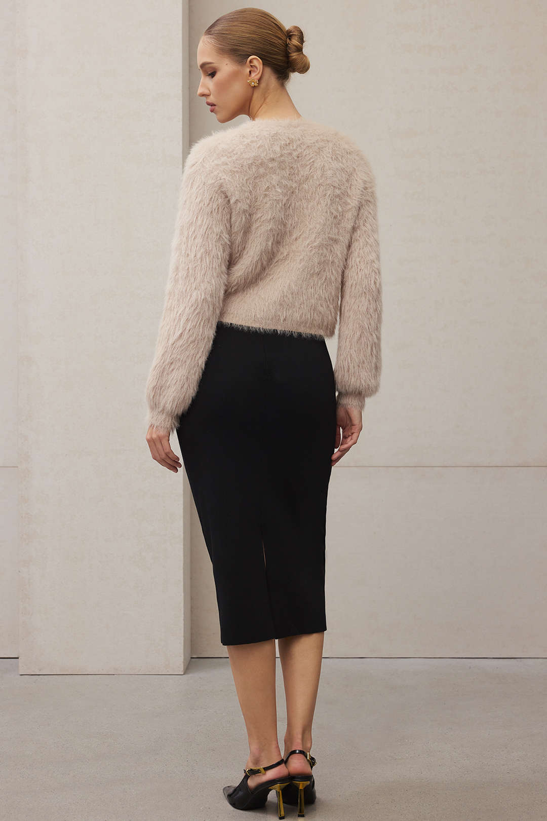 Plush Knit V-Neck One Button Long-Sleeve Top