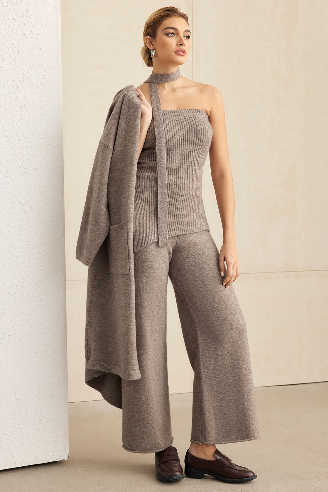Strick-3-Teiler: Unifarbene Strickjacke und Hose mit geradem Bein