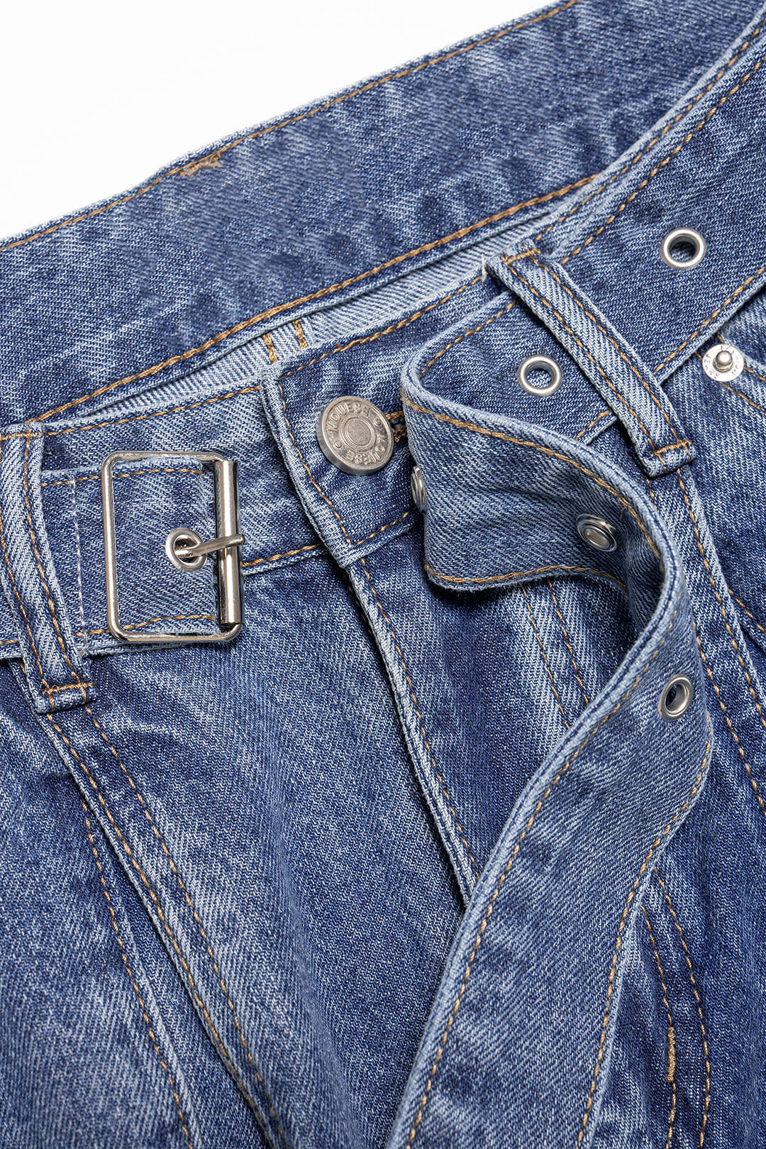 Denim-Jeans mit geradem Bein und Gürtel