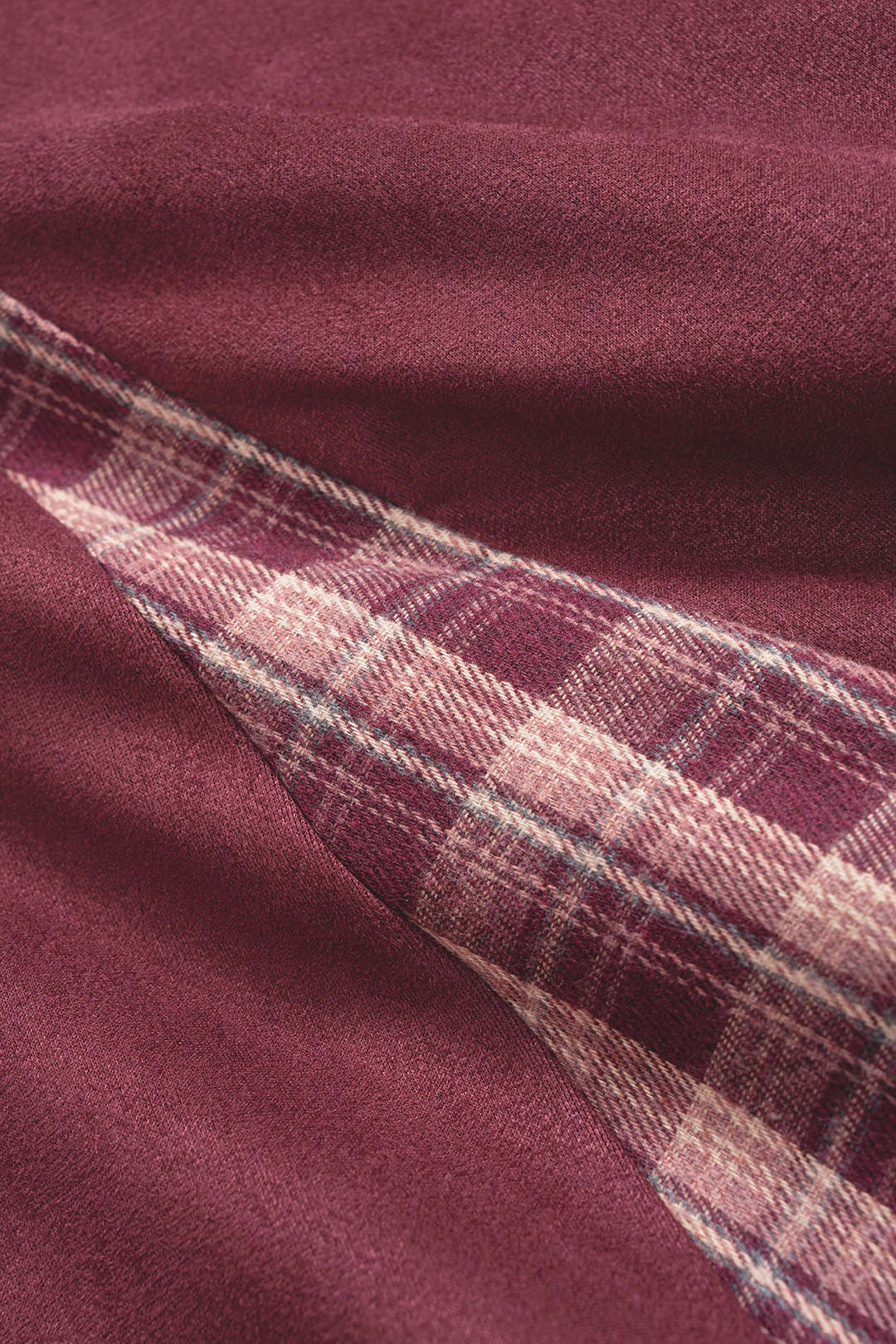 Hose mit Karodruck und Wildleder-Patchwork