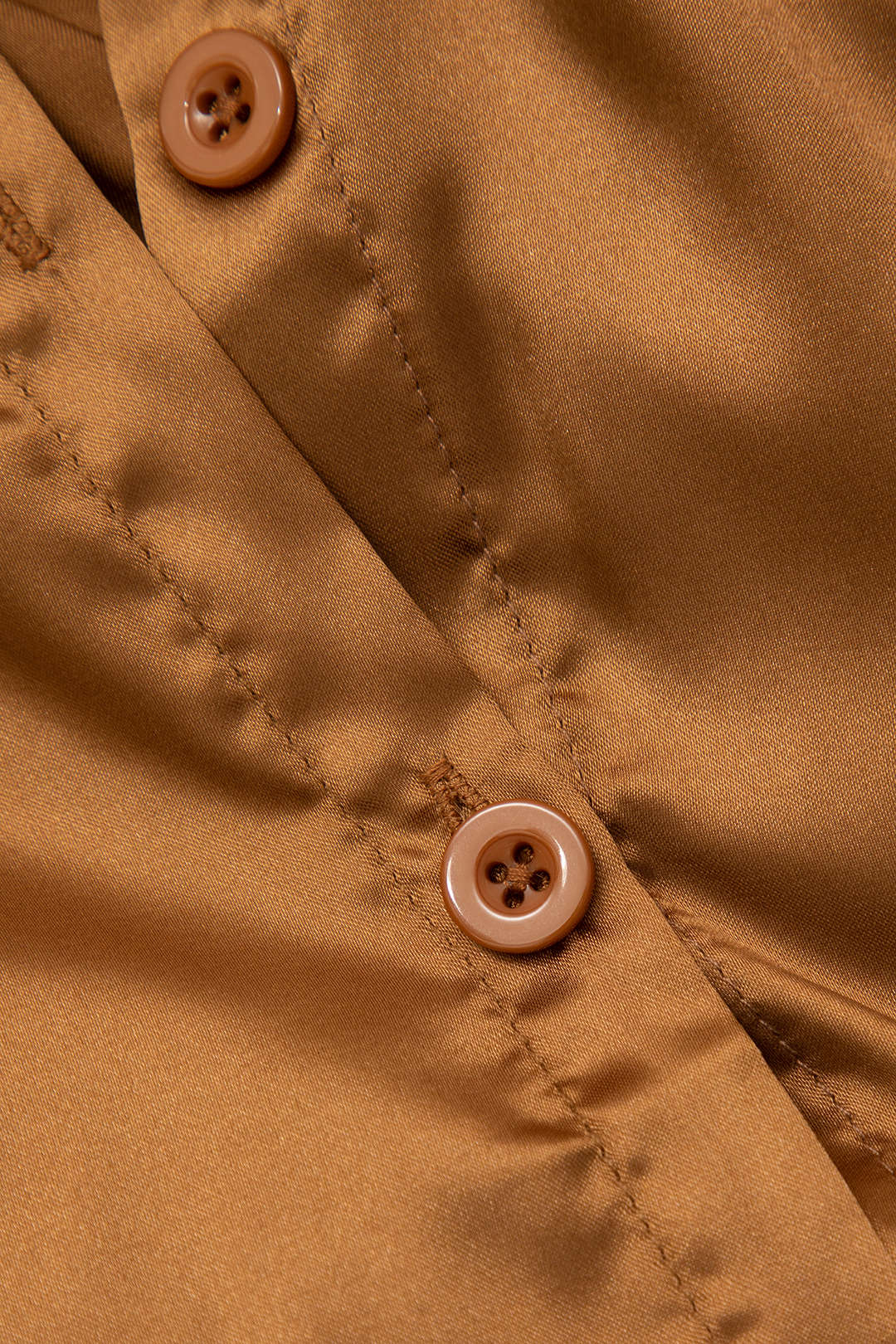 Ensemble chemise à manches longues boutonnée en satin et pantalon