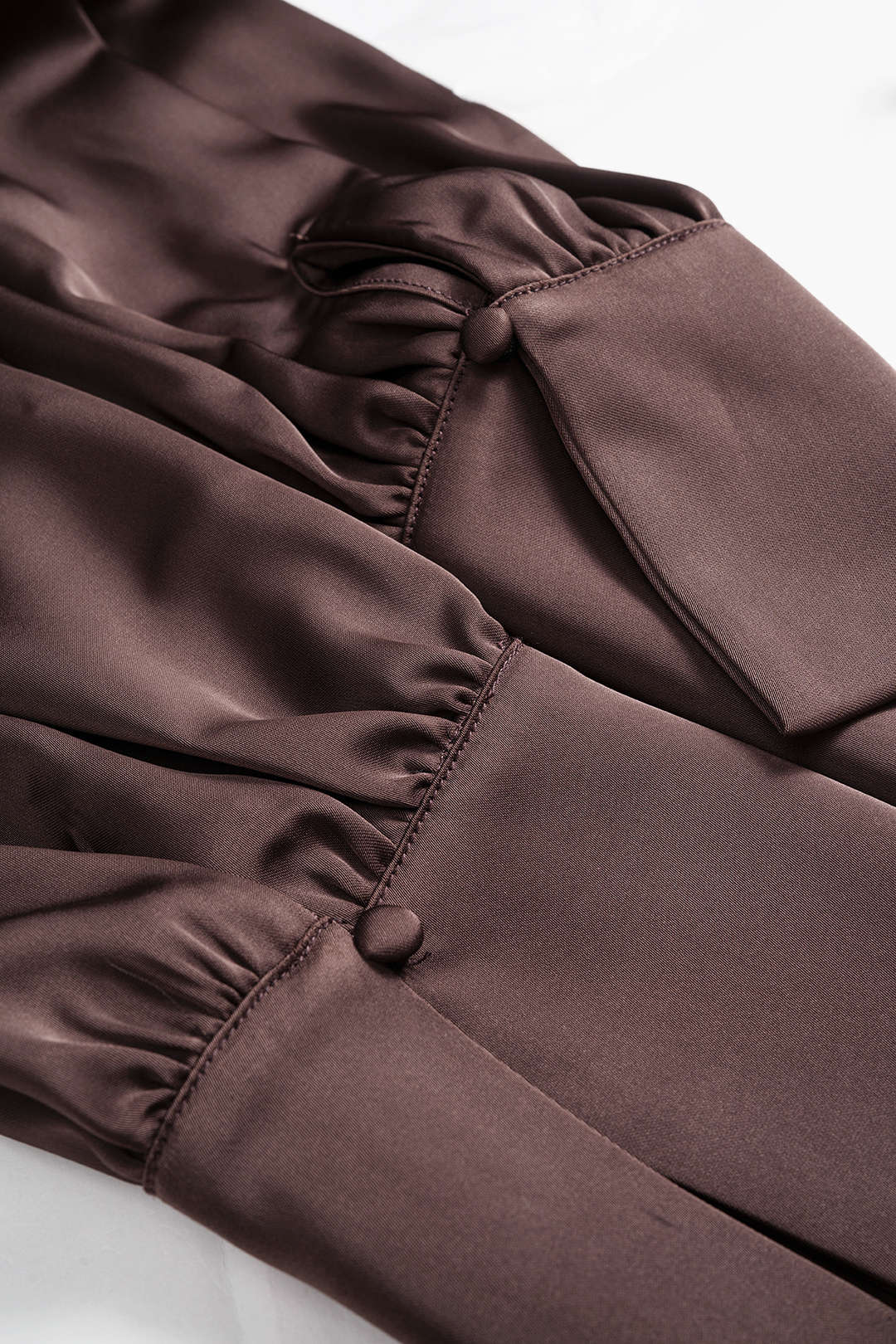 Satin-Minikleid mit asymmetrischem Ausschnitt und langen Ärmeln