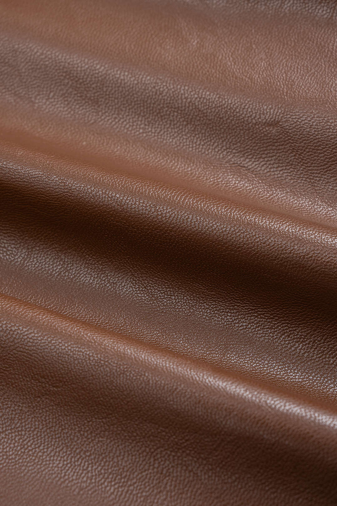Hose aus Kunstleder mit gerafften Taschen und weitem Bein