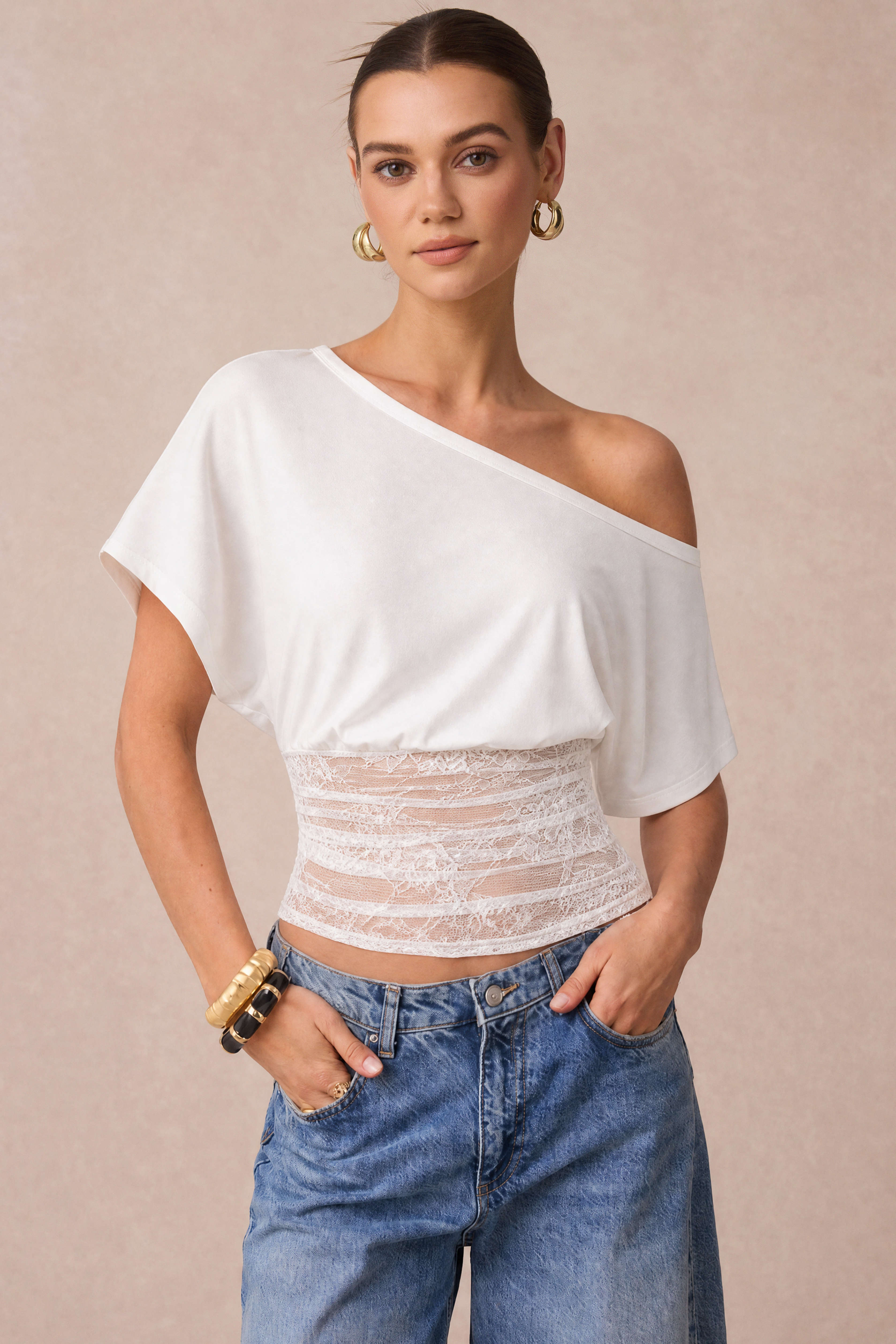 T-shirt asymétrique ruché à manches courtes avec empiècements en dentelle