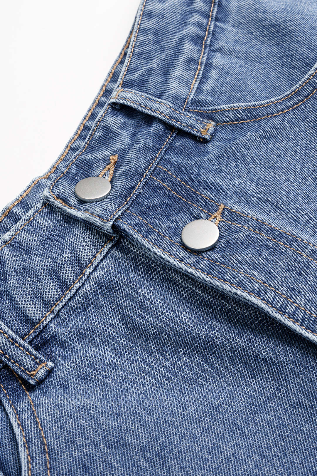 Denim-Shorts mit asymmetrischer Knopfleiste