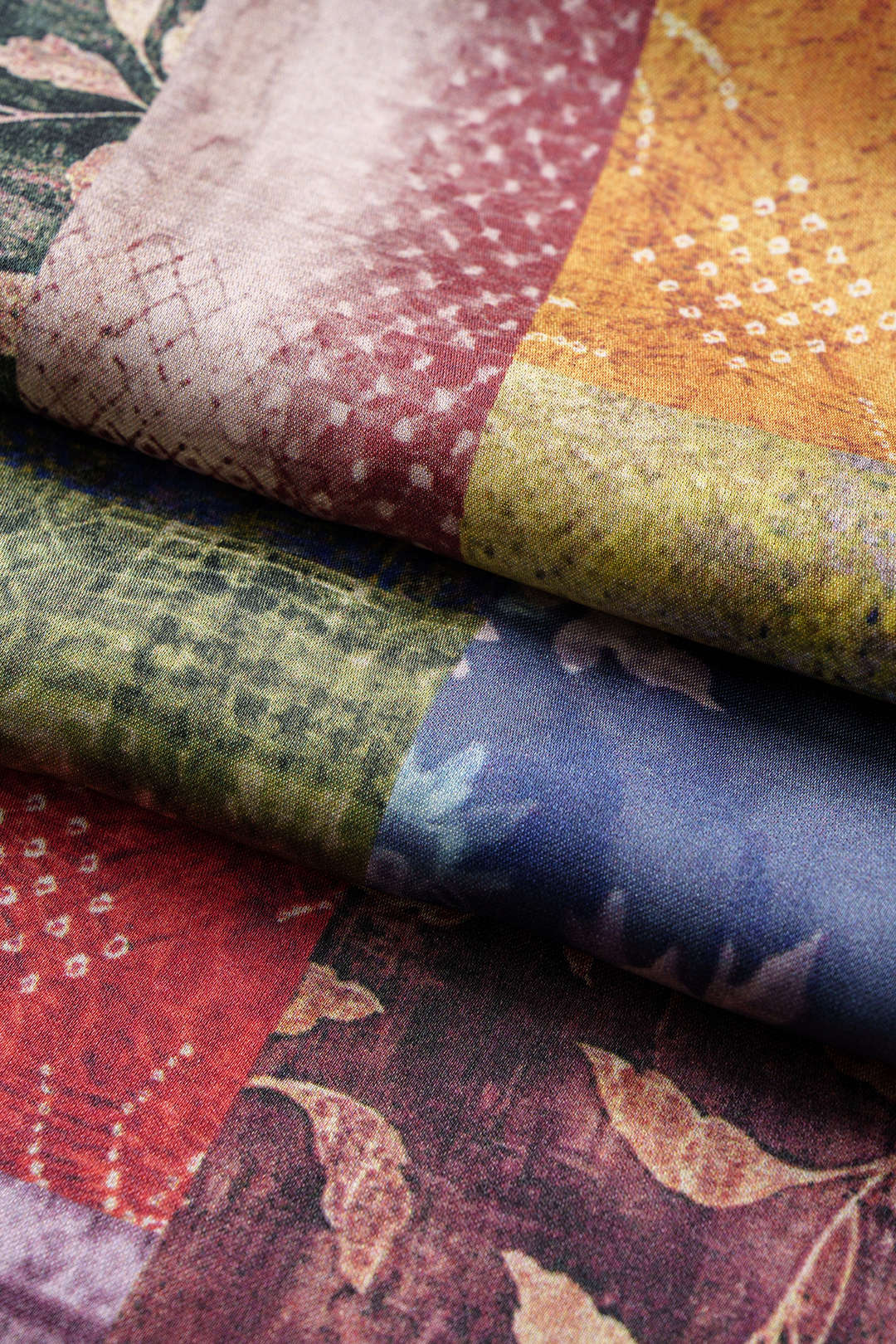 Hose mit weitem Bein, gerafftem Bund und abstraktem Print aus Satin