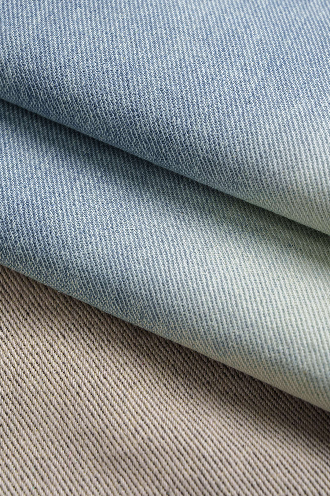 Jean droit en patchwork de denim à rivets effilochés