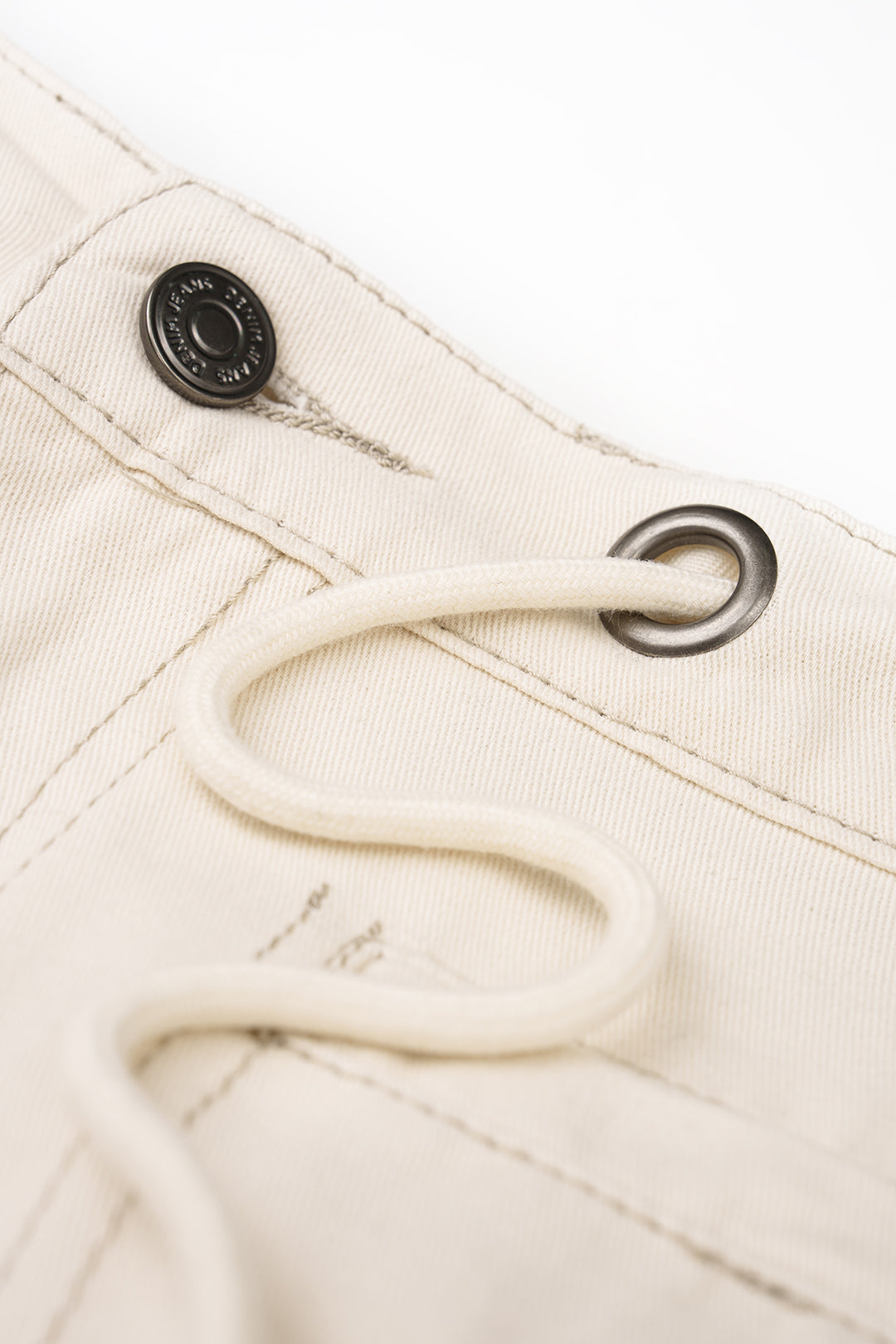 Jeans-Shorts mit Gürtel und Taschen