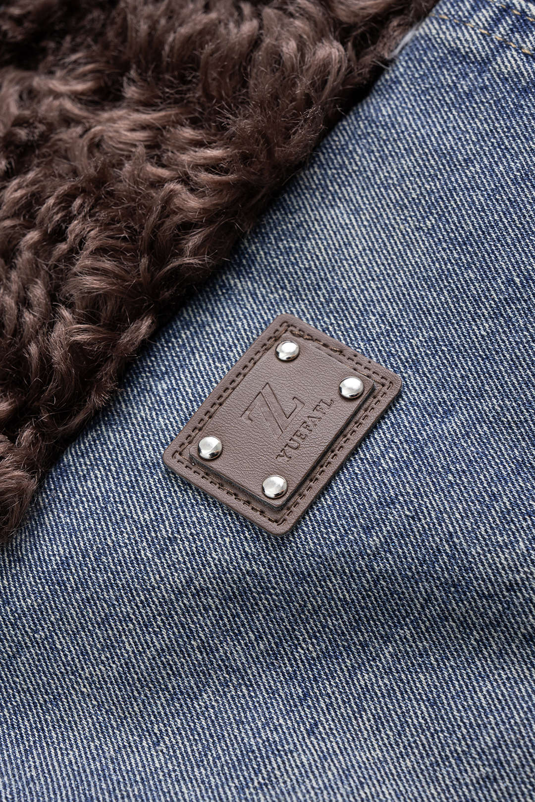 Denim-Patchwork-Jacke mit Kunstpelztaschen