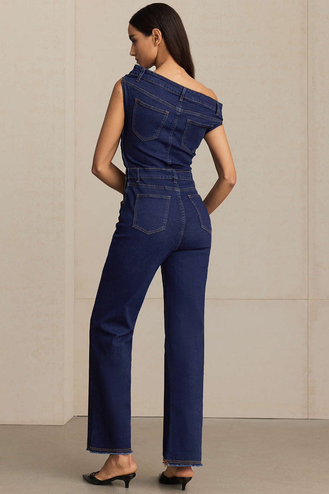 Denim Ein-Schulter-Jumpsuit mit Knöpfen, asymmetrischer Tasche und ärmellos
