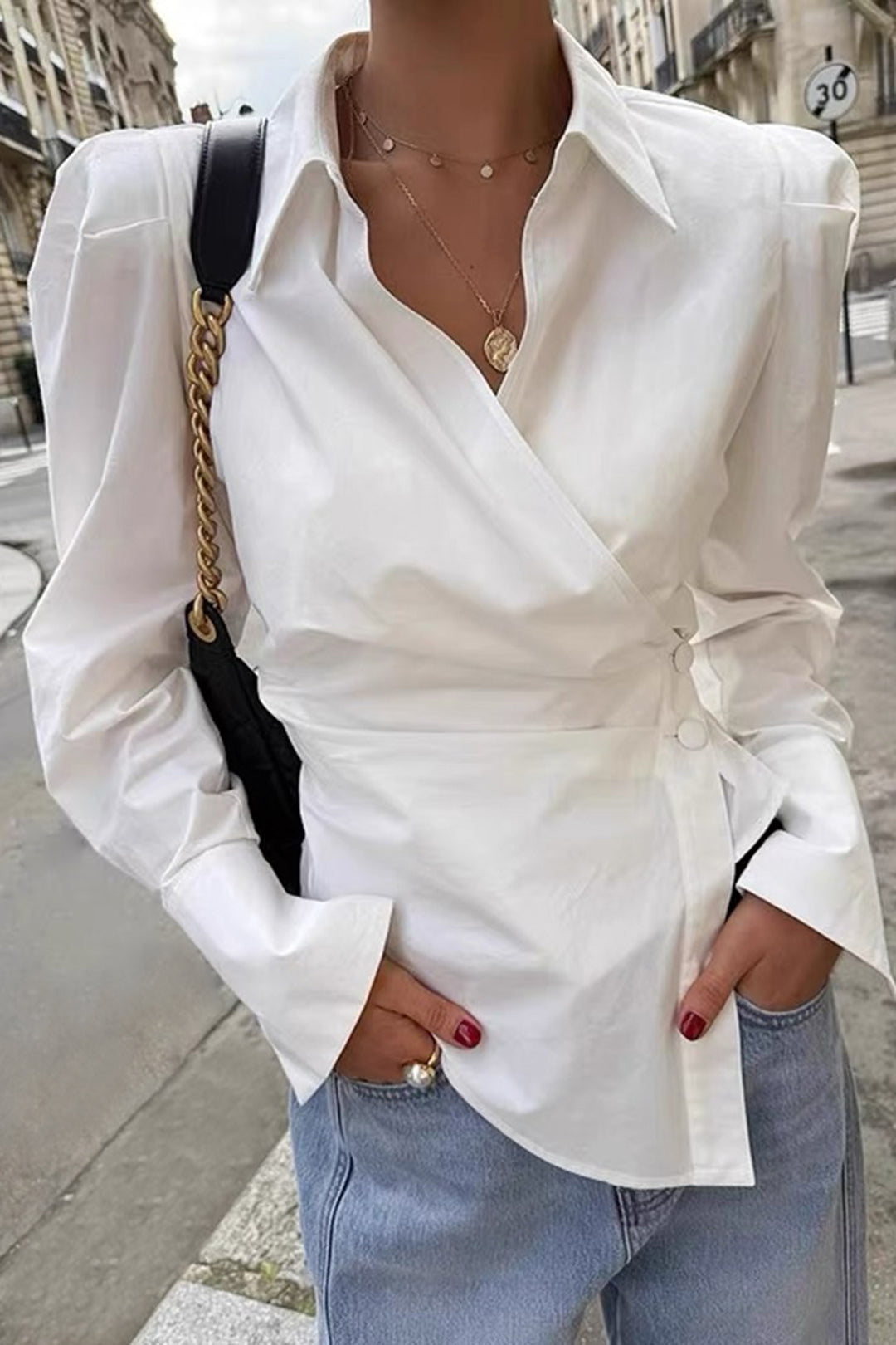 Chemise à manches longues, col en V, attache asymétrique au dos