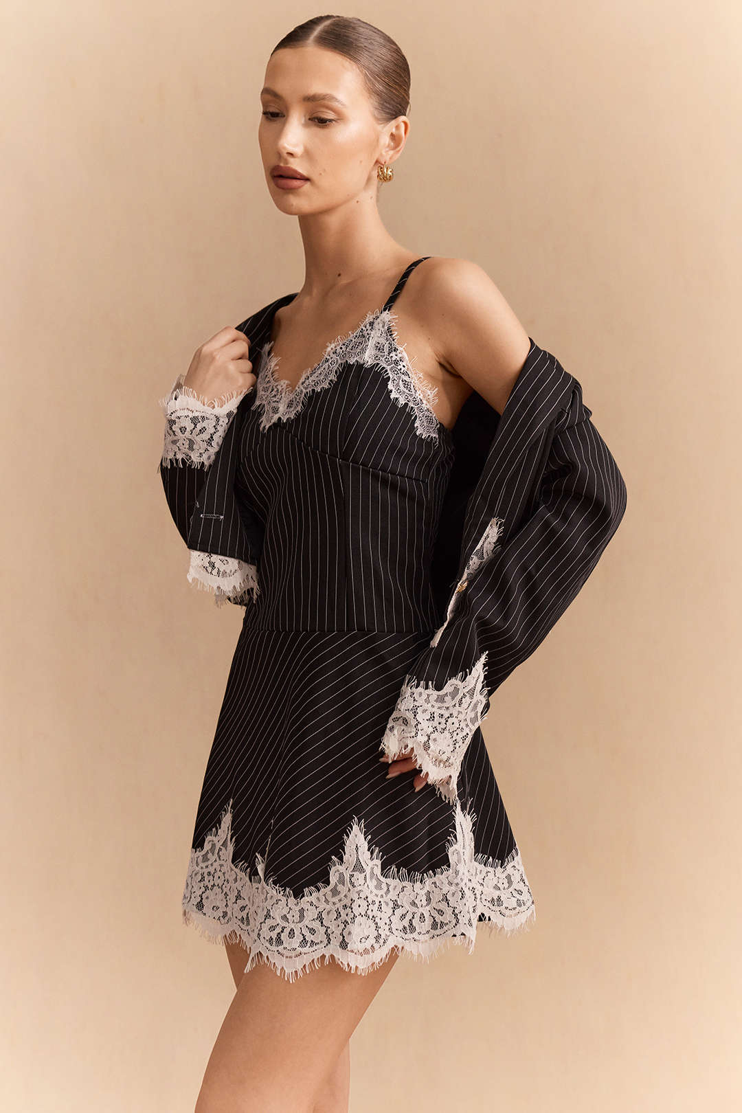 Ensemble blazer patchwork dentelle rayée et robe sans manches col en V