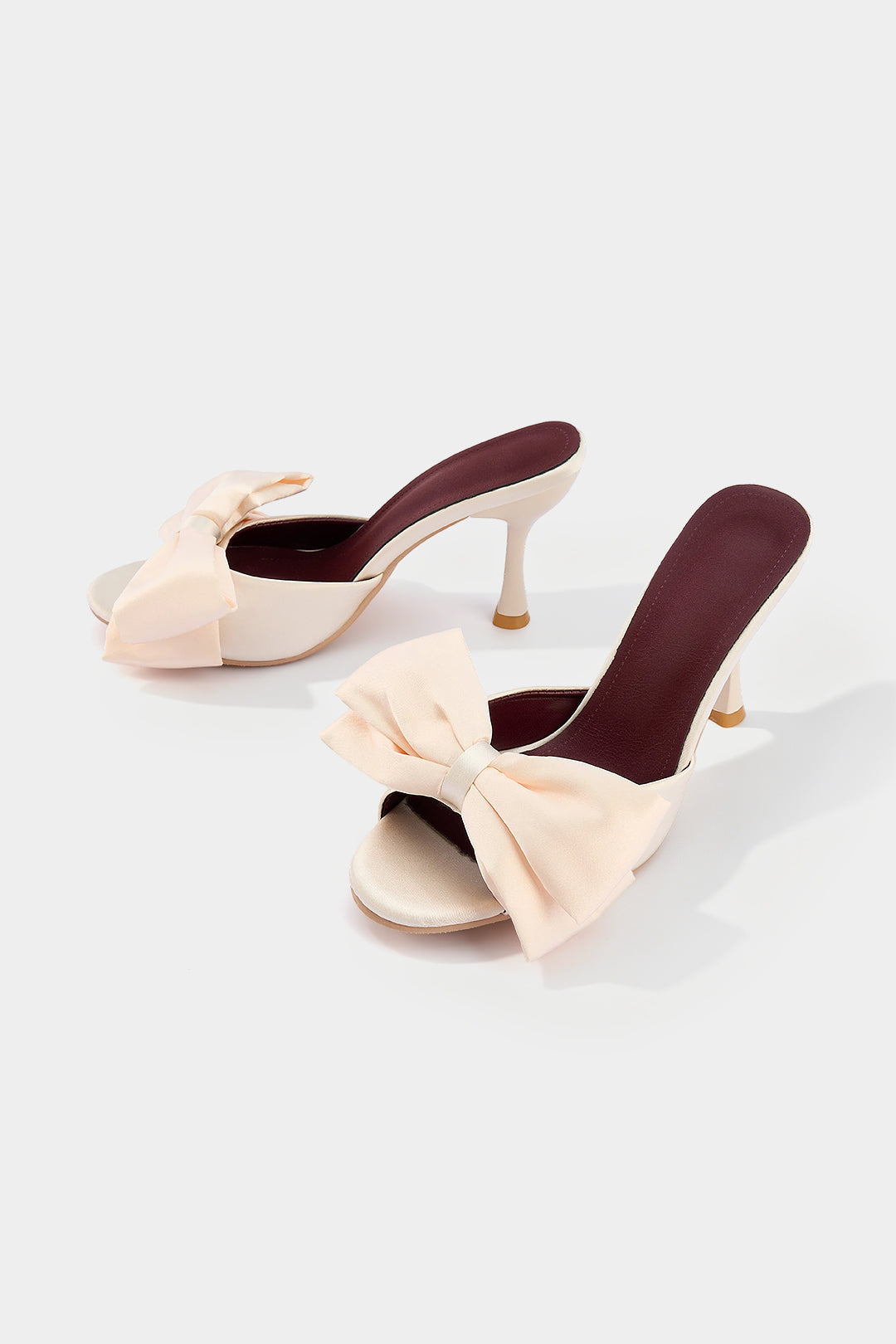 Absatzschuhe mit offener Spitze und Schleife