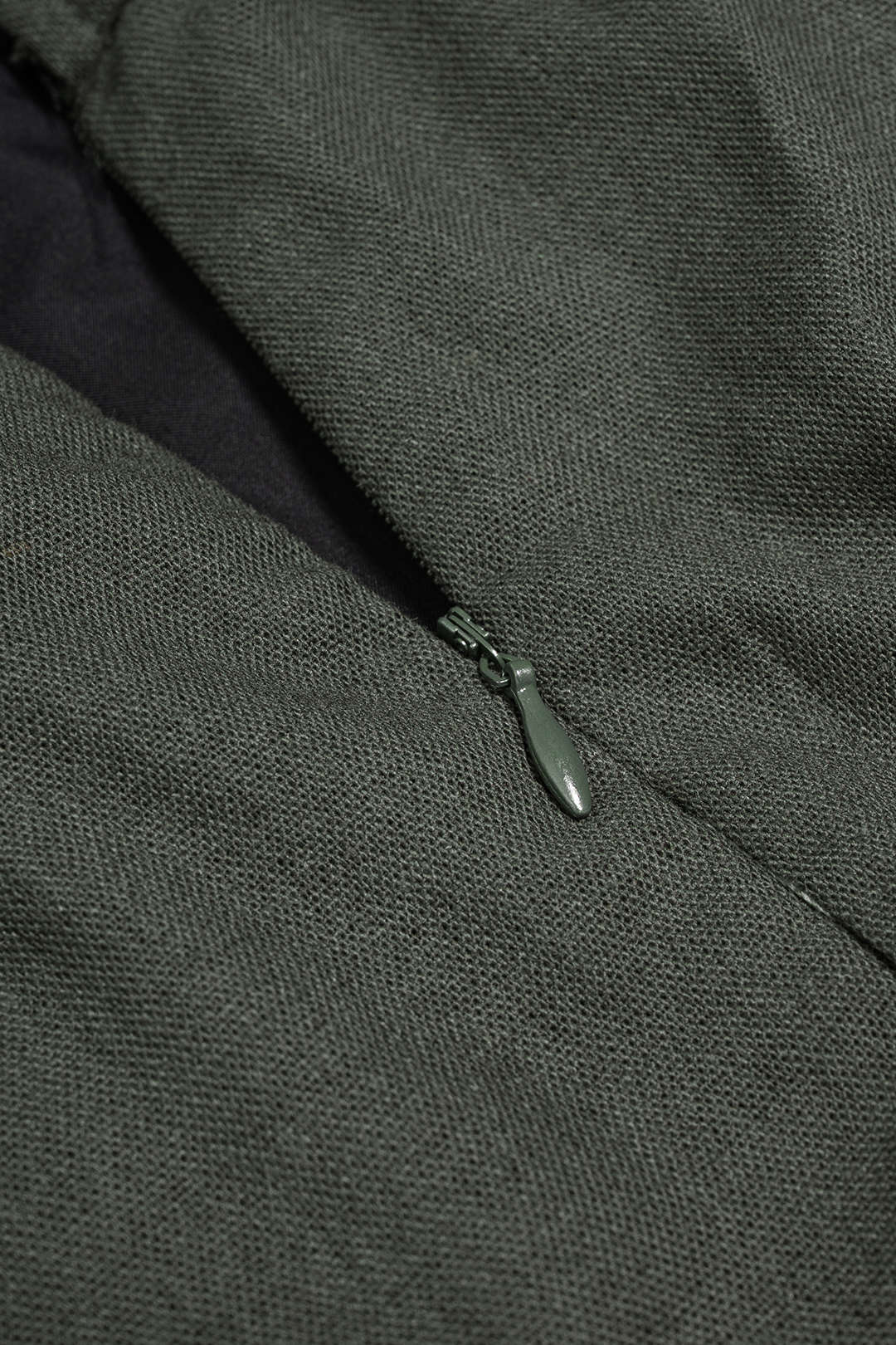 Kurzes Minikleid mit gerafften Ärmeln und Stehkragen