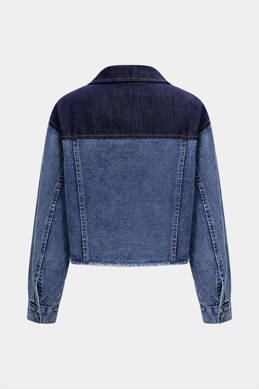 Jeansjacke mit Kontrastknöpfen und Fransen