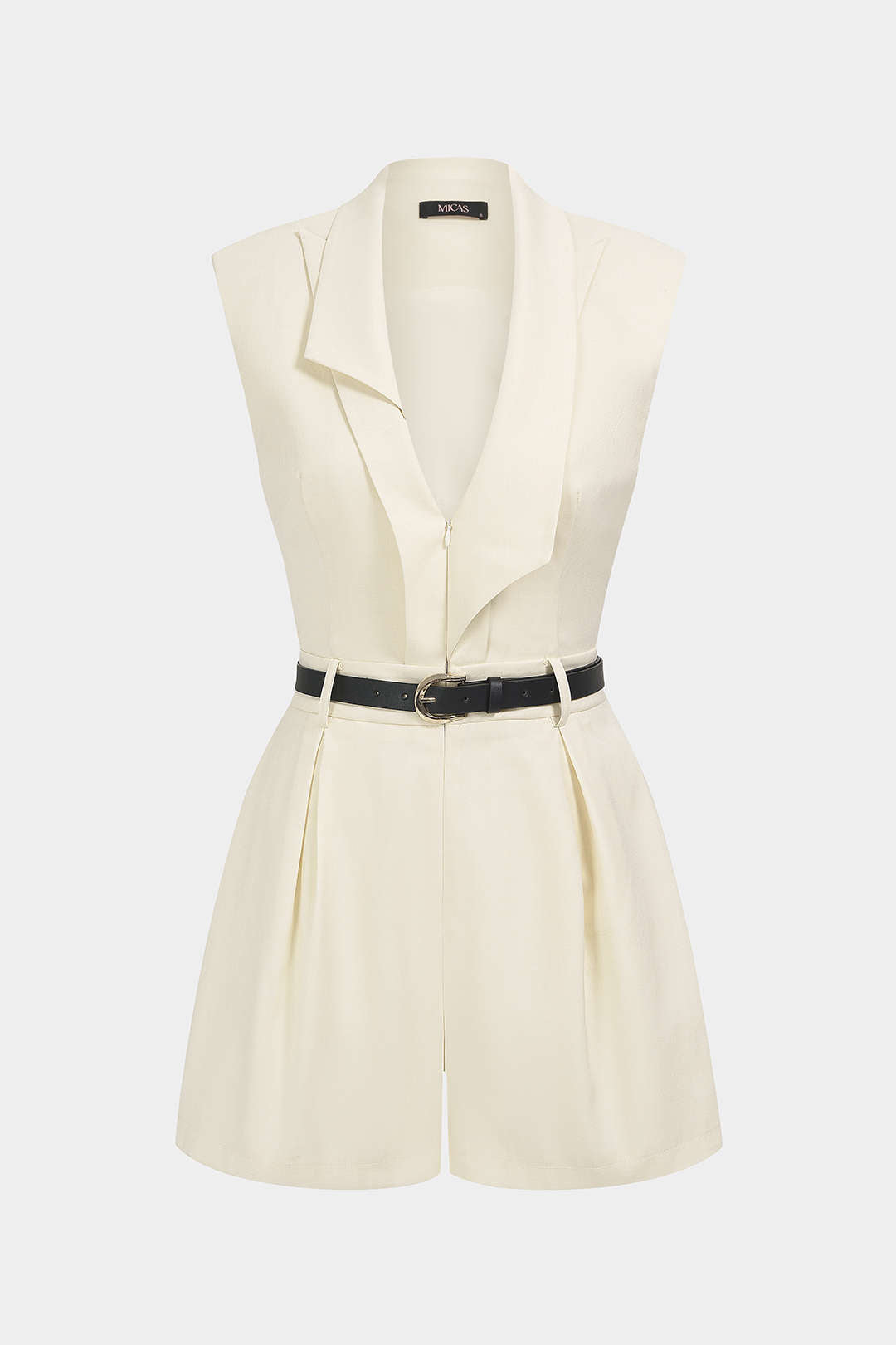 Ärmelloser Jumpsuit mit Gürtel und asymmetrischem Schnitt