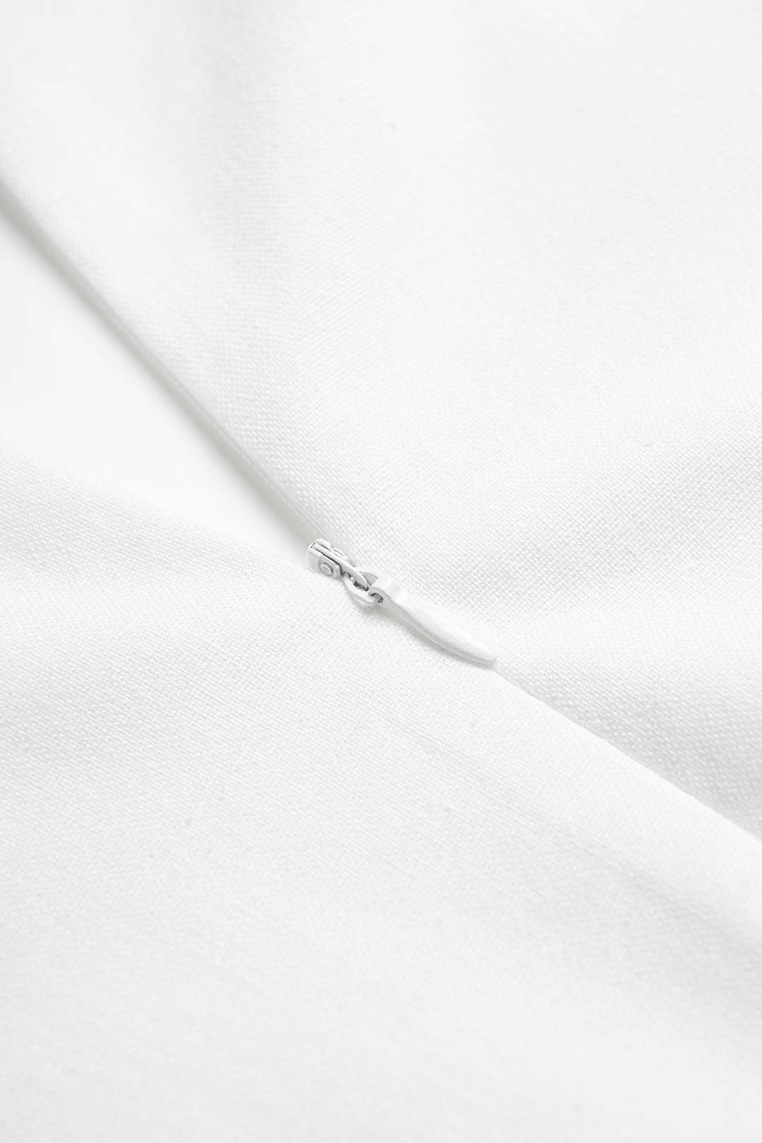 Mini-robe sans manches en lin à col en V, froncée et zippée