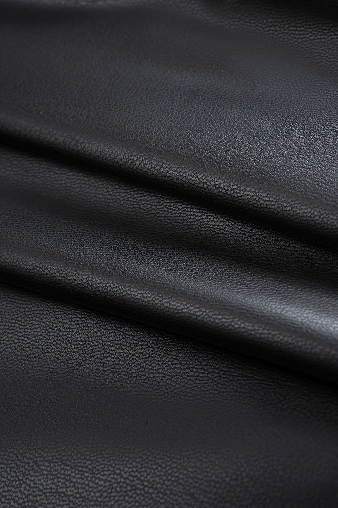 Ärmelloses Midikleid aus Kunstleder mit Knopfleiste und Gürtel