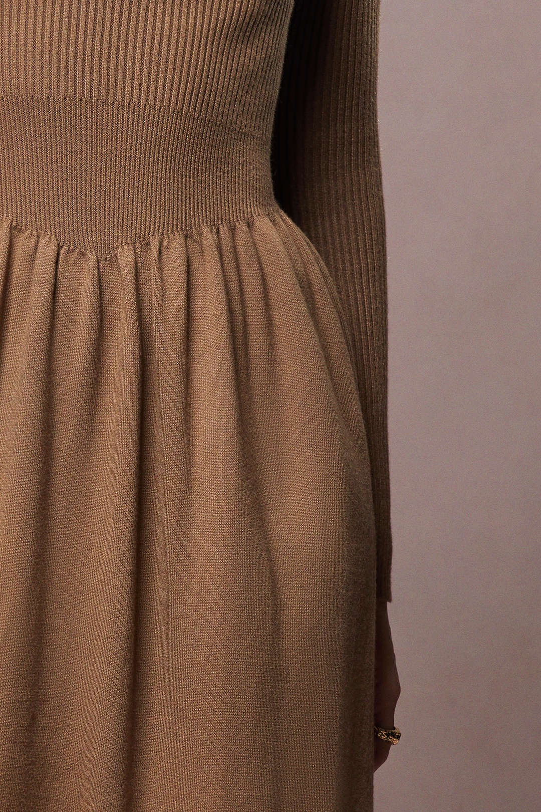 Geripptes, gerafftes, hochtailliertes Midikleid mit langen Ärmeln