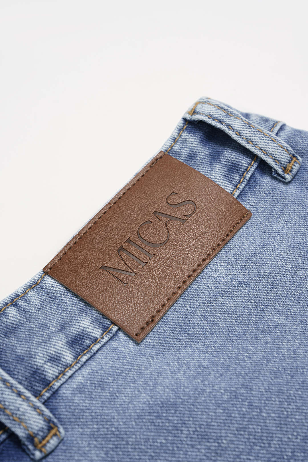 Asymmetrische Jeans-Shorts mit Taschen