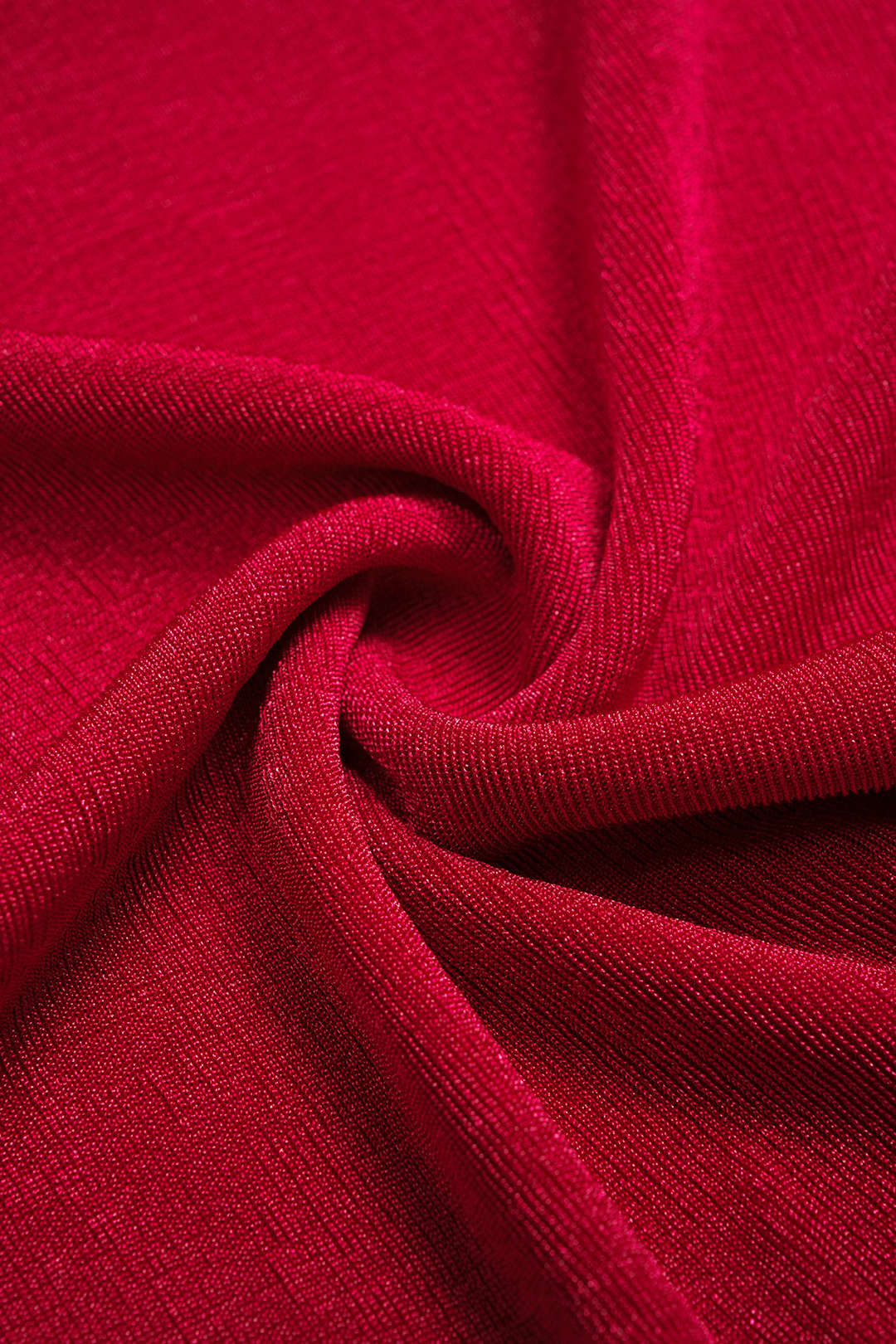 Maxikleid mit Stehkragen, Schulterpolstern, überkreuzter Raffung am Rücken und langen Ärmeln