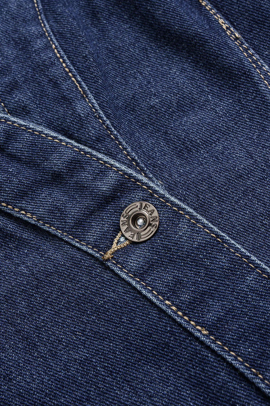 Denim-Oberbekleidung mit überkreuztem Rückenausschnitt und asymmetrischem Saum