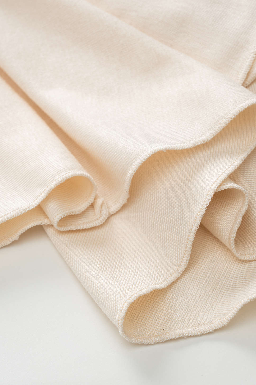 Robe mi-longue froncée asymétrique à découpes