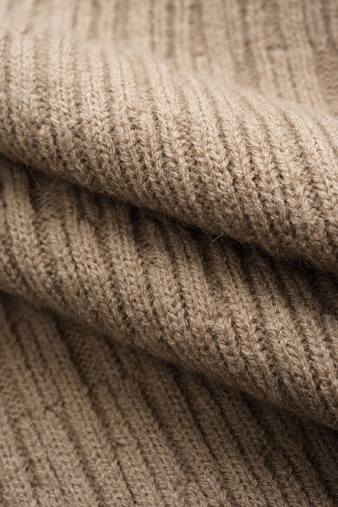 Strick-Camisole und Strickjacke mit Strassdekor, über Kreuz designt