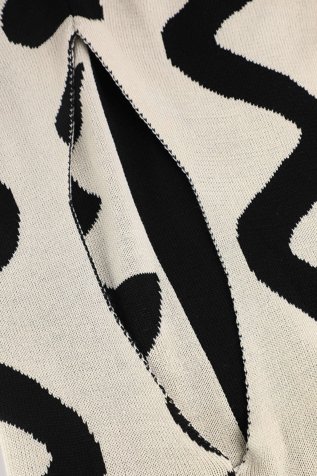 Robe en maille à manches longues à découpes latérales et motif ondulé