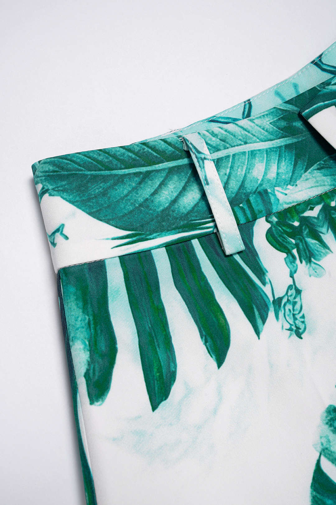 Shorts mit Blättermuster und hoher Taille