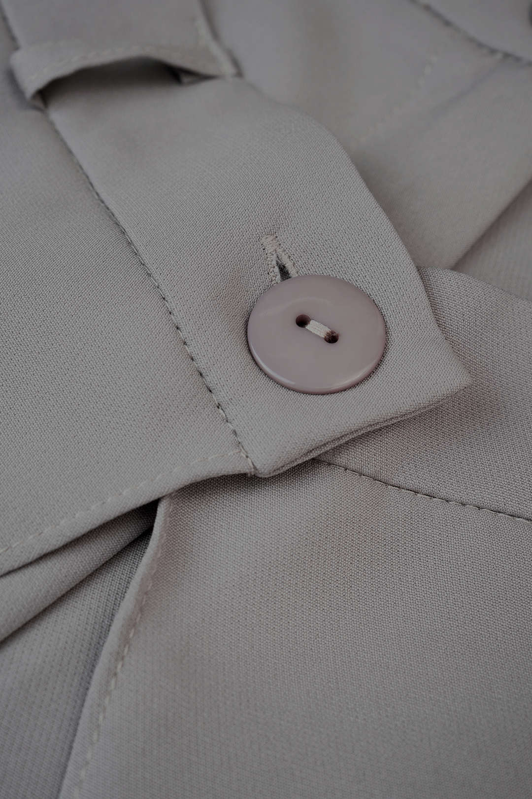 Hose mit doppeltem Bundknopf, hoher Taille und weitem Bein
