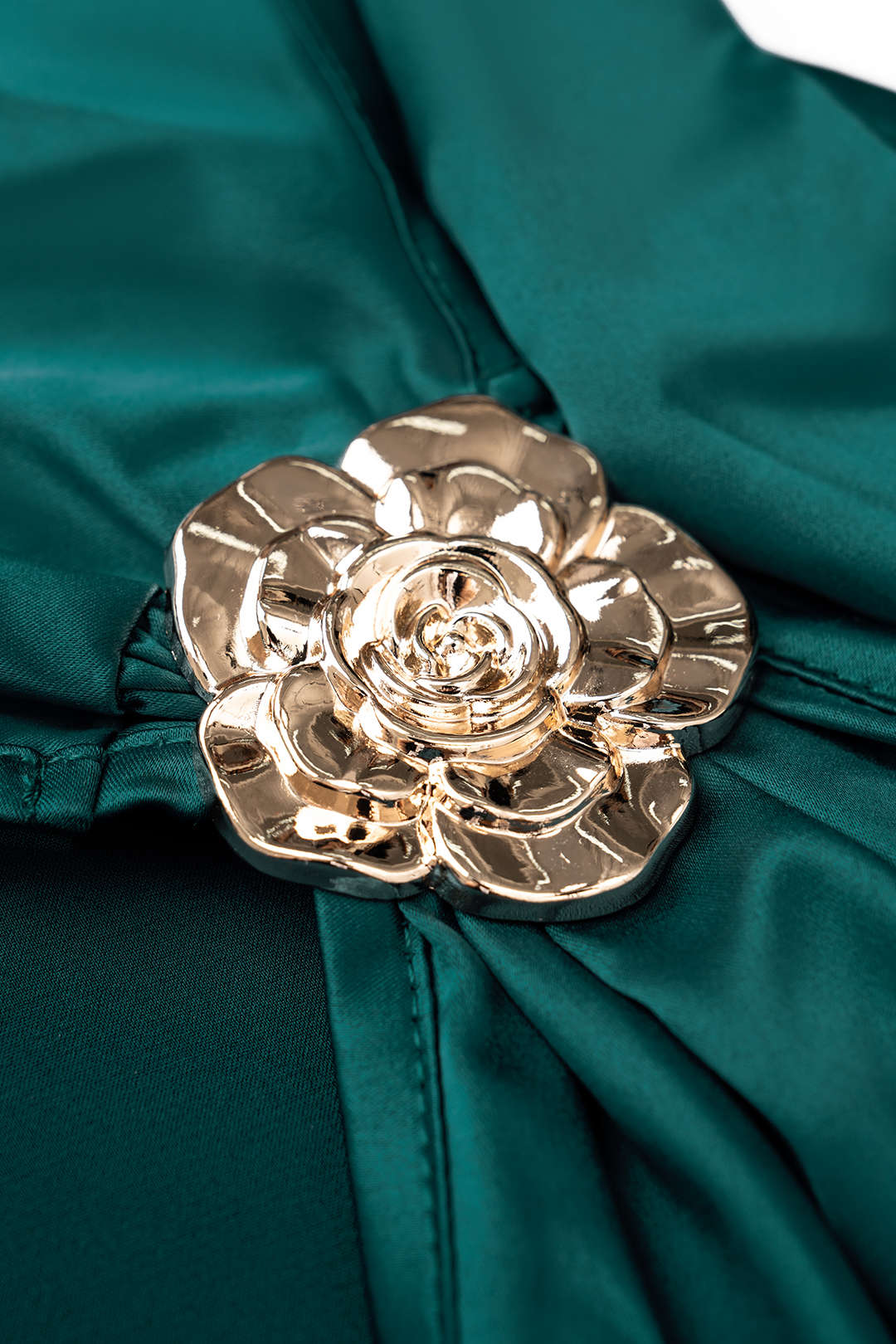 Metallic-Satin-Trägertop mit asymmetrischen Raffungen