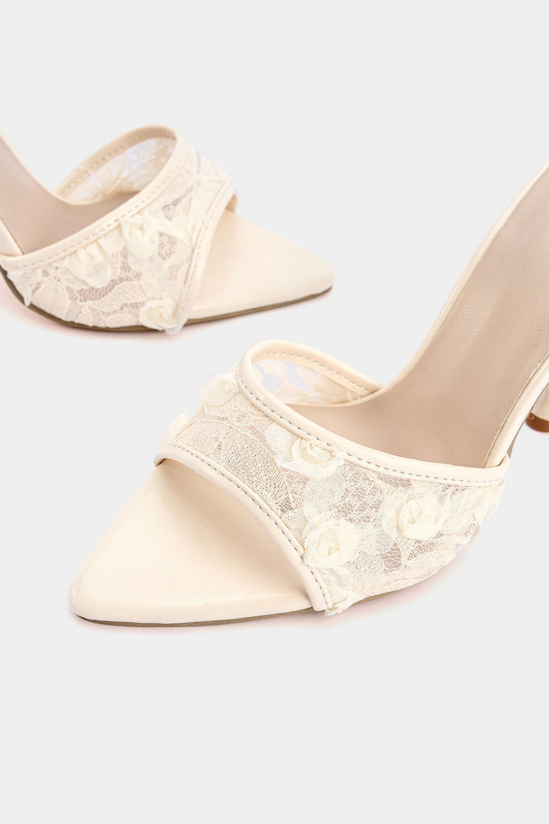 Absatzschuhe mit Spitzenbesatz und 3D-Stickerei
