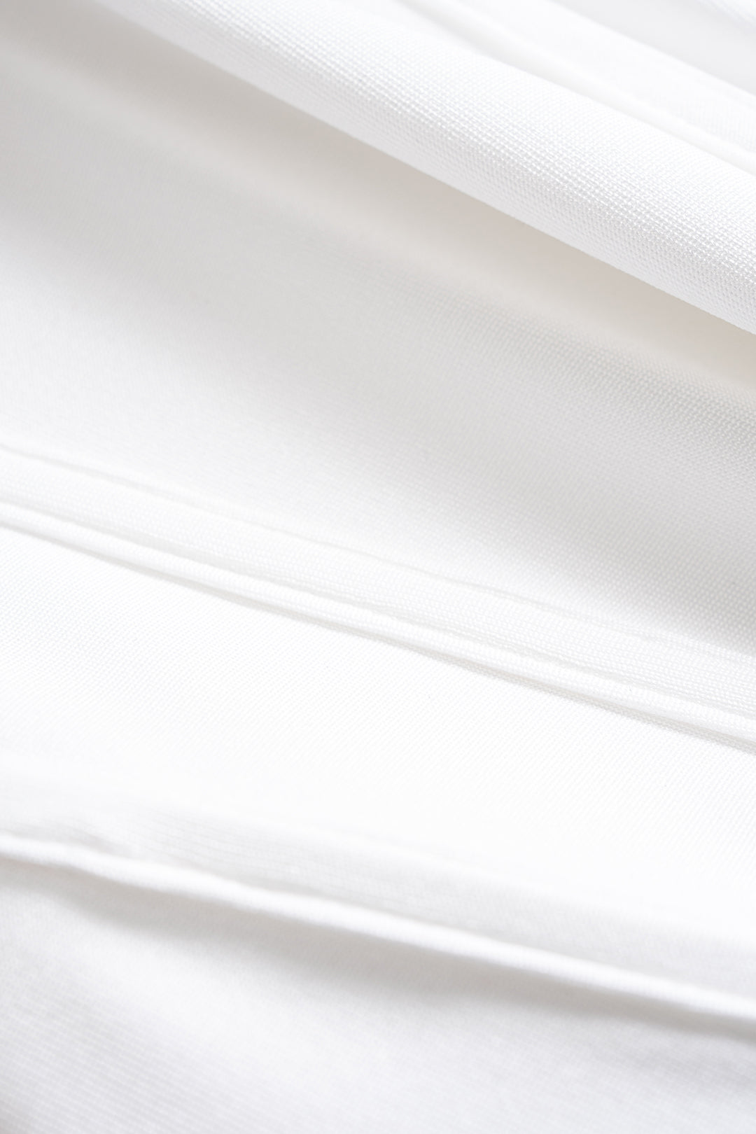 Raffiniertes, asymmetrisches ärmelloses Minikleid