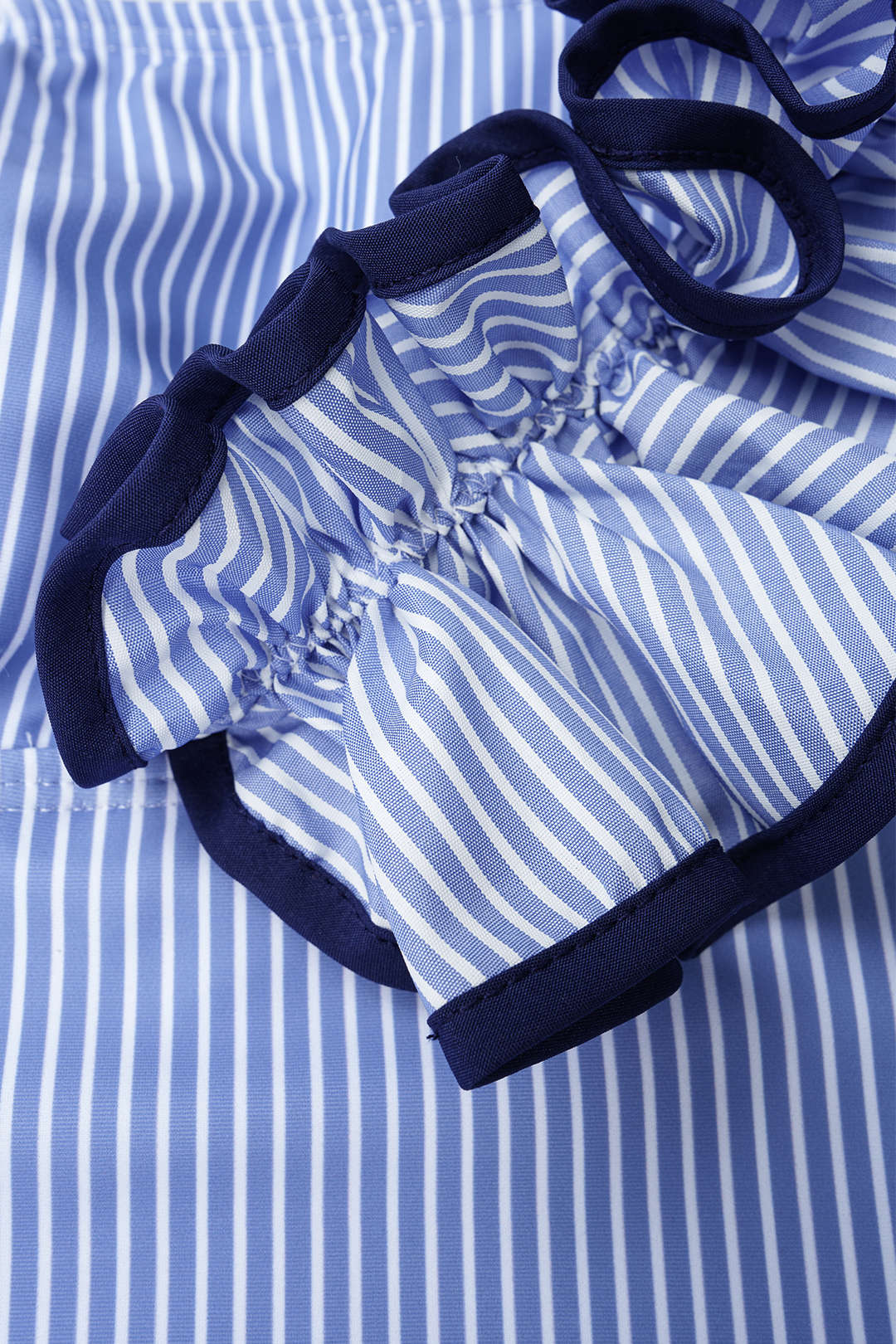 Gestreifter Bodysuit mit Kontrastdruck, asymmetrischem Wellensaum und Rückenausschnitt