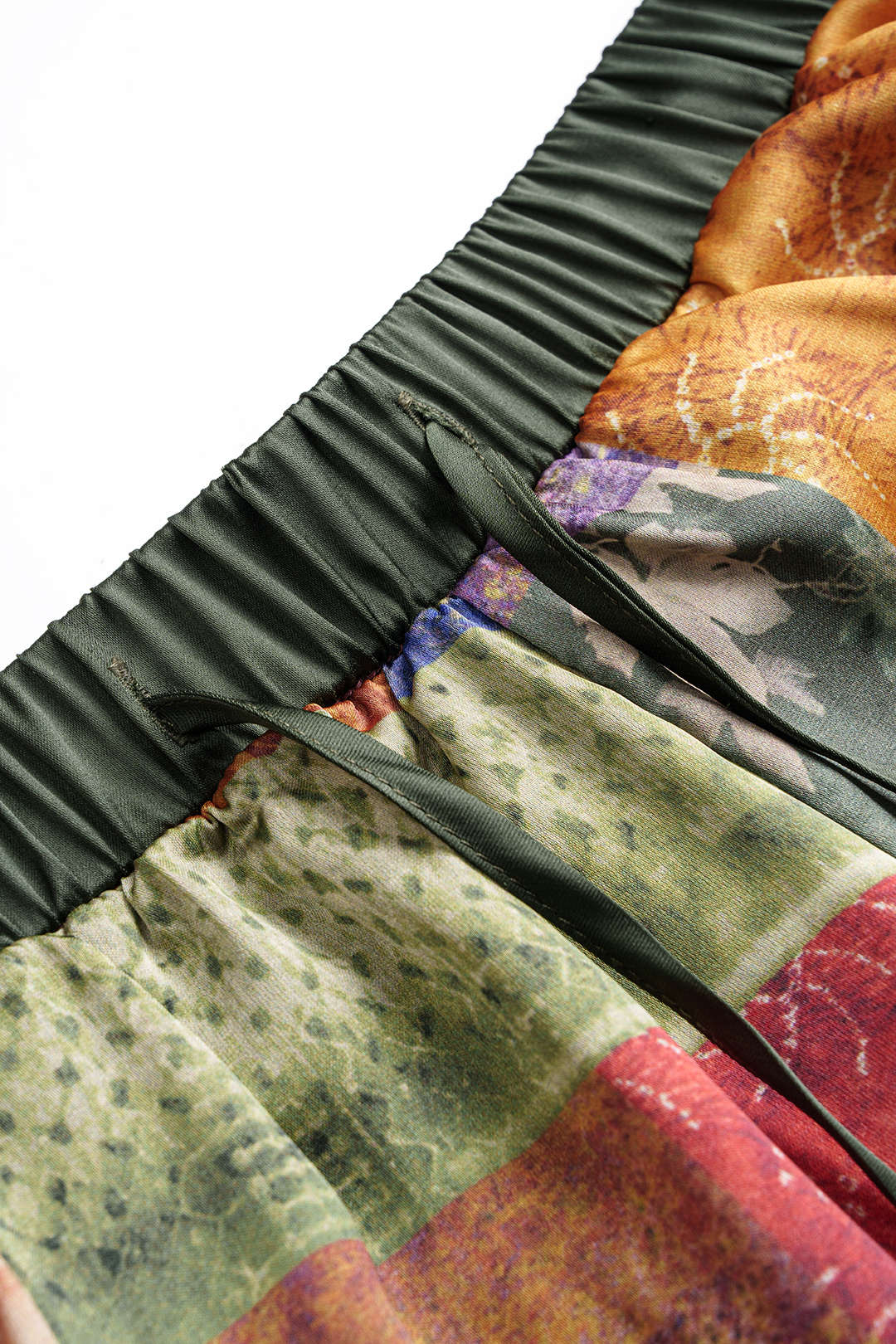 Hose mit weitem Bein, gerafftem Bund und abstraktem Print aus Satin