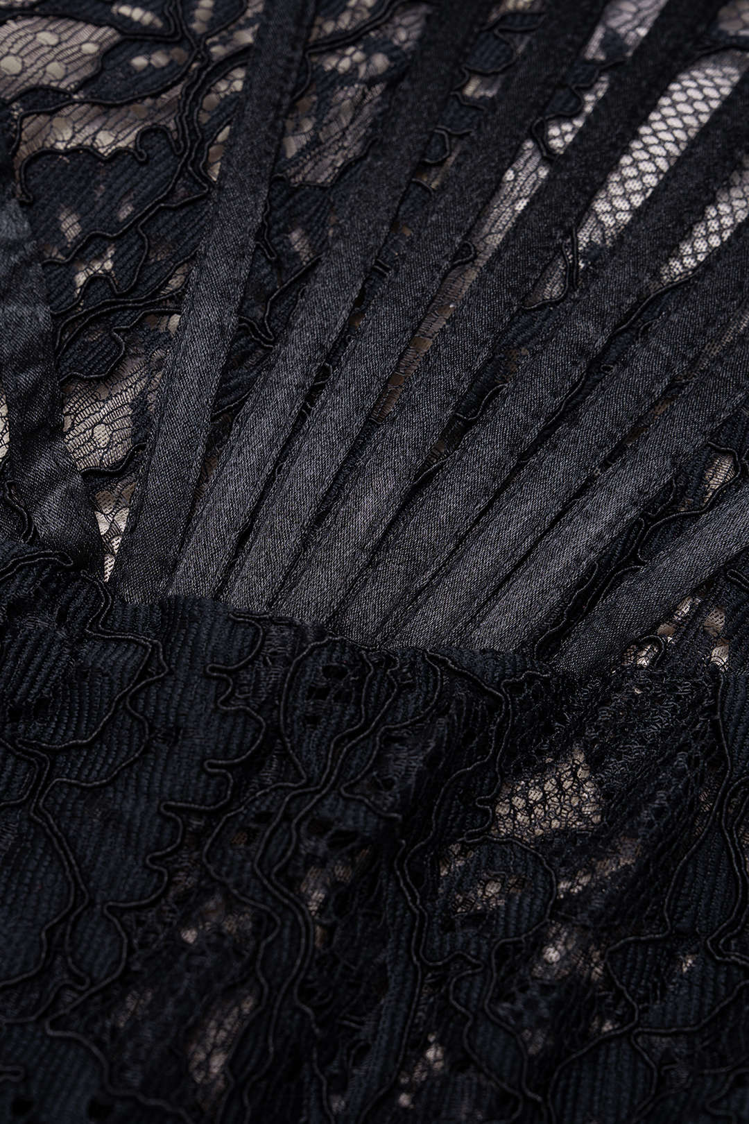 Mini-robe sans bretelles et sans manches à nouer dans le dos en dentelle