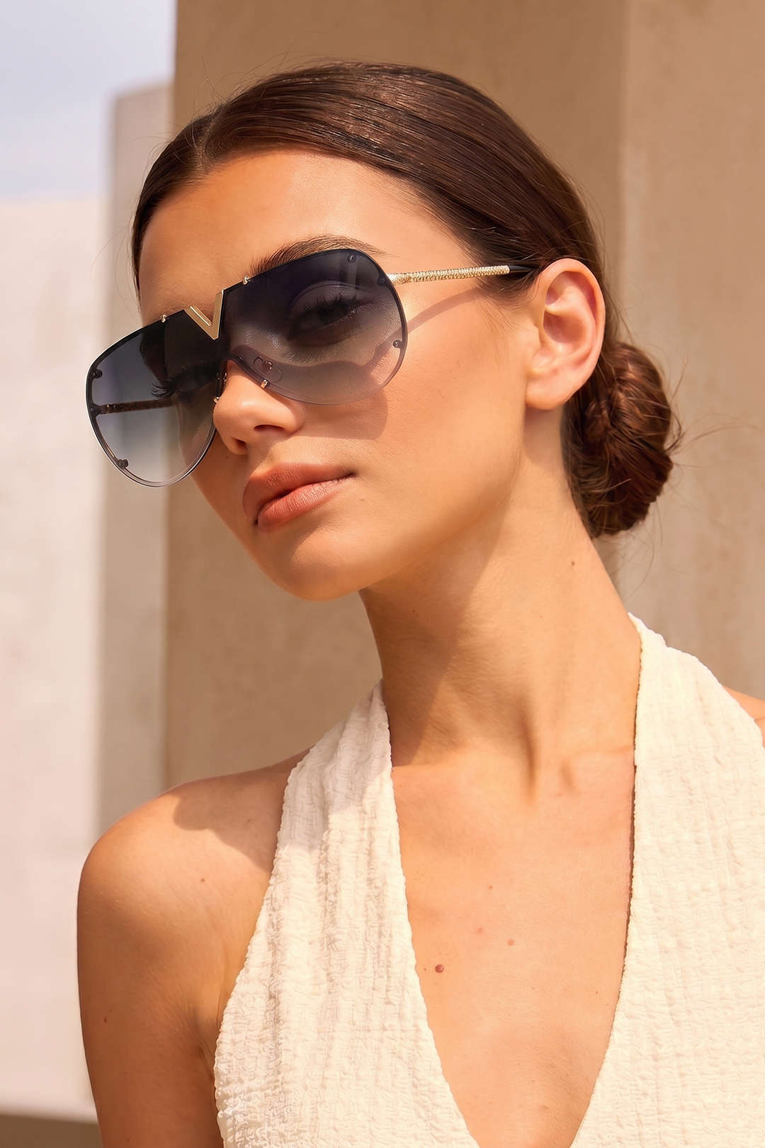 V-förmige Sonnenbrille mit Metallrahmen