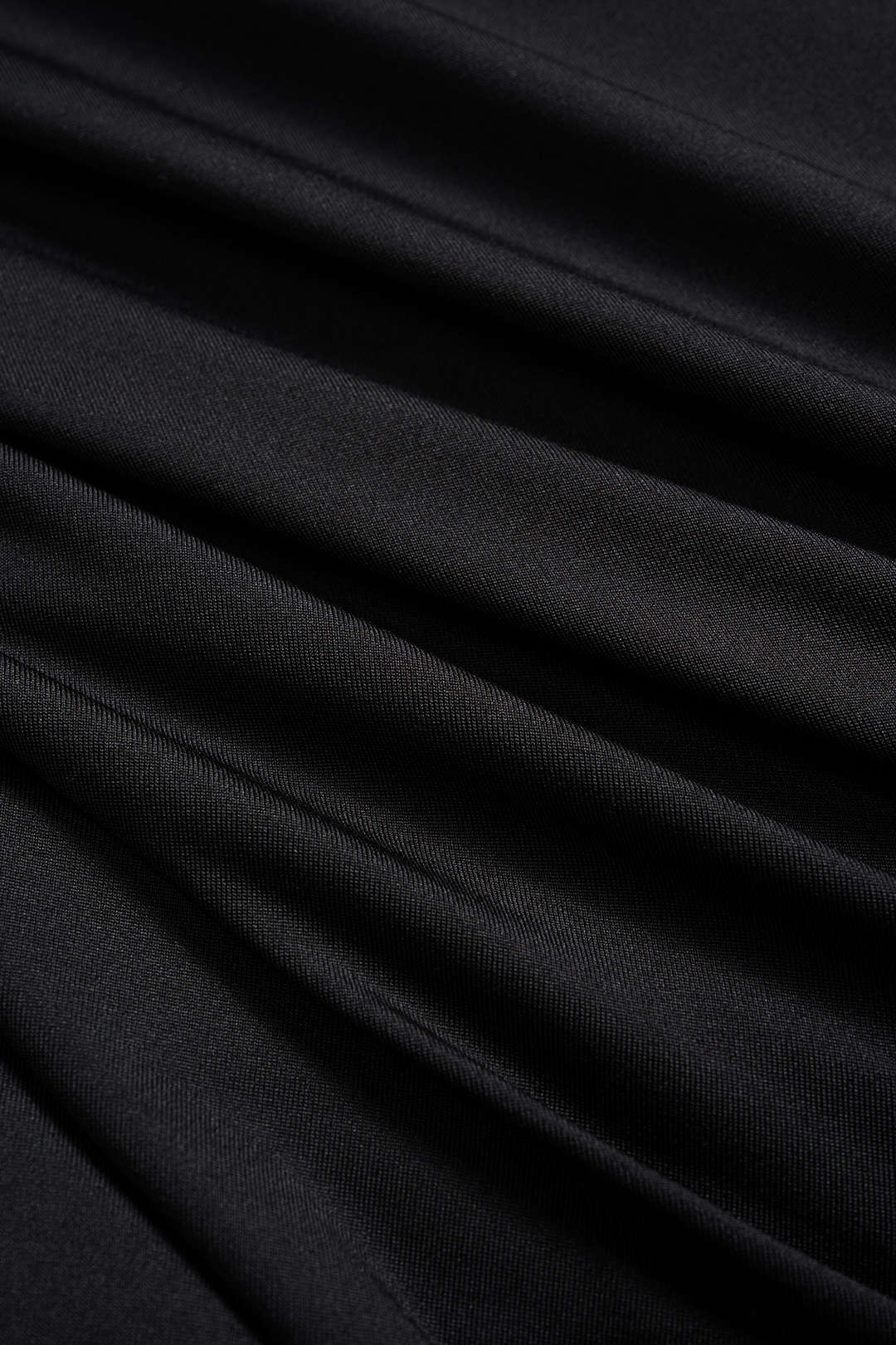 Carmen-Minikleid mit langen Ärmeln, gerafftem, transparentem Metallic-Dekor und Carmen-Ausschnitt