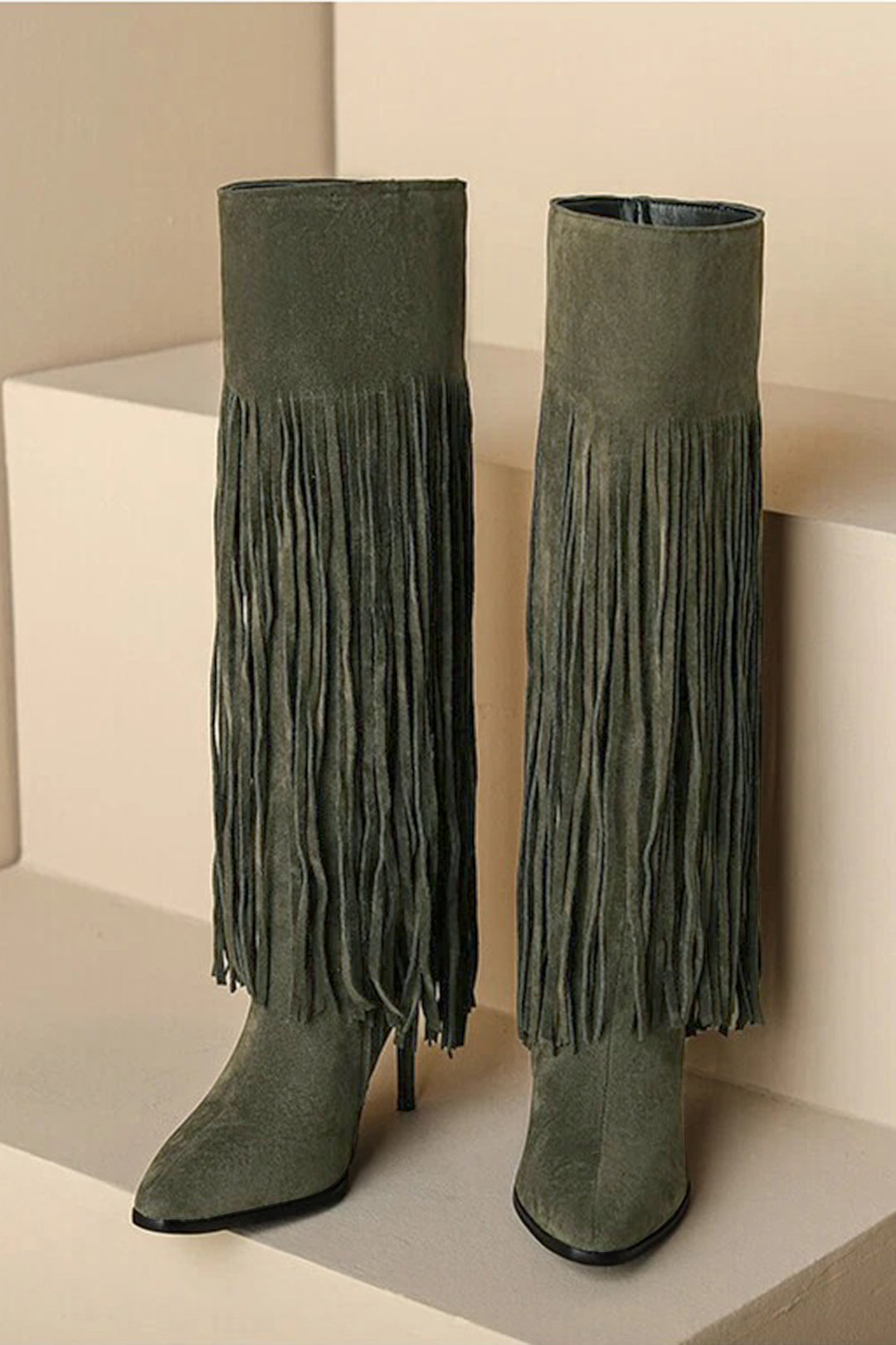 Stiefel mit spitzer Zehenpartie, Fransen und mittelhohem Schaft aus Wildlederimitat