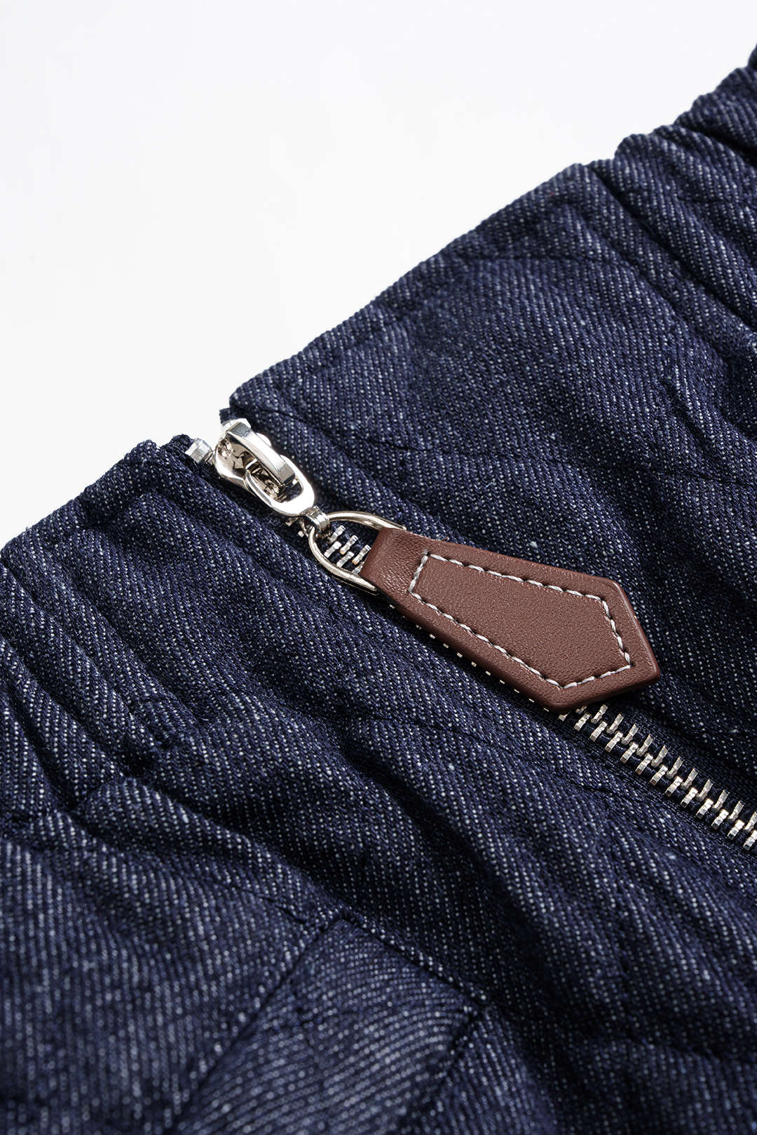 Asymmetrischer Denimrock mit Reißverschluss und Ziernähten