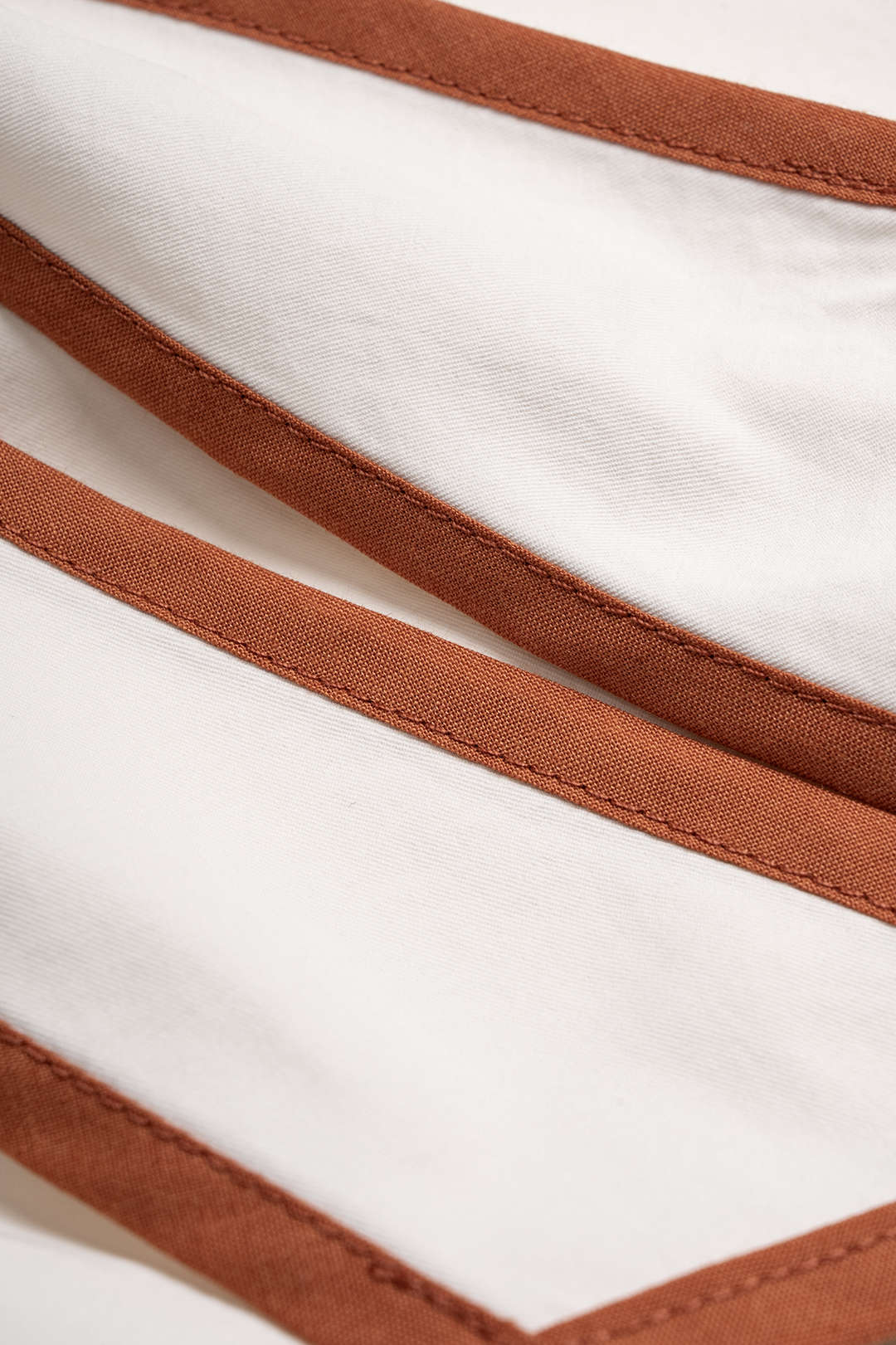 Kontrastierendes Neckholder-Midi-Kleid mit V-Ausschnitt und ärmellos