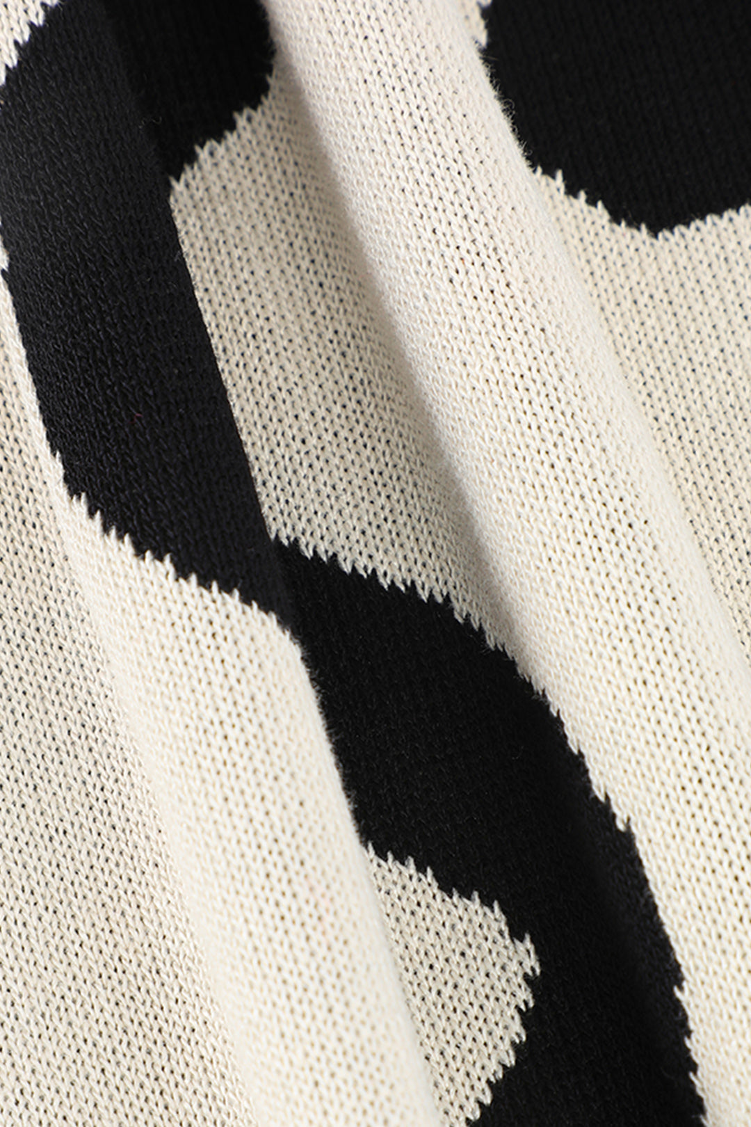 Robe en maille à manches longues à découpes latérales et motif ondulé
