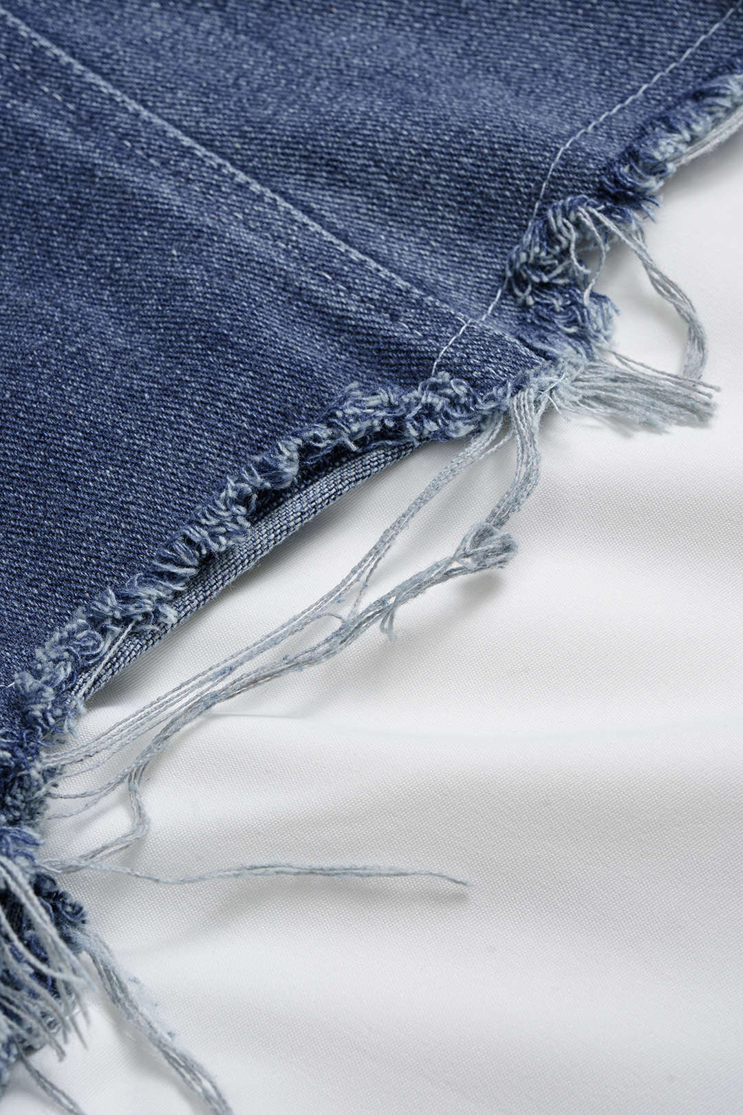 Jeans-Patchwork, ausgefranste asymmetrische Taschen, Langarmhemd