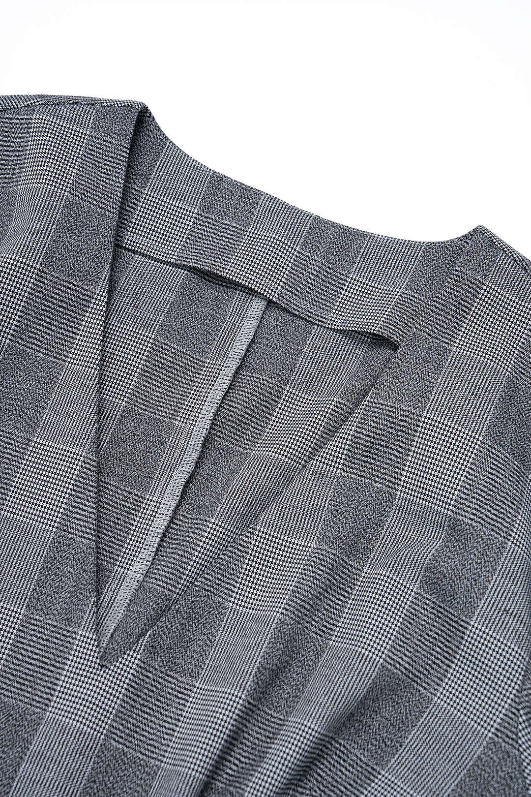 Kariertes Midi-Kleid mit V-Ausschnitt, Knoten, Raffungen, asymmetrischem Saum und langen Ärmeln