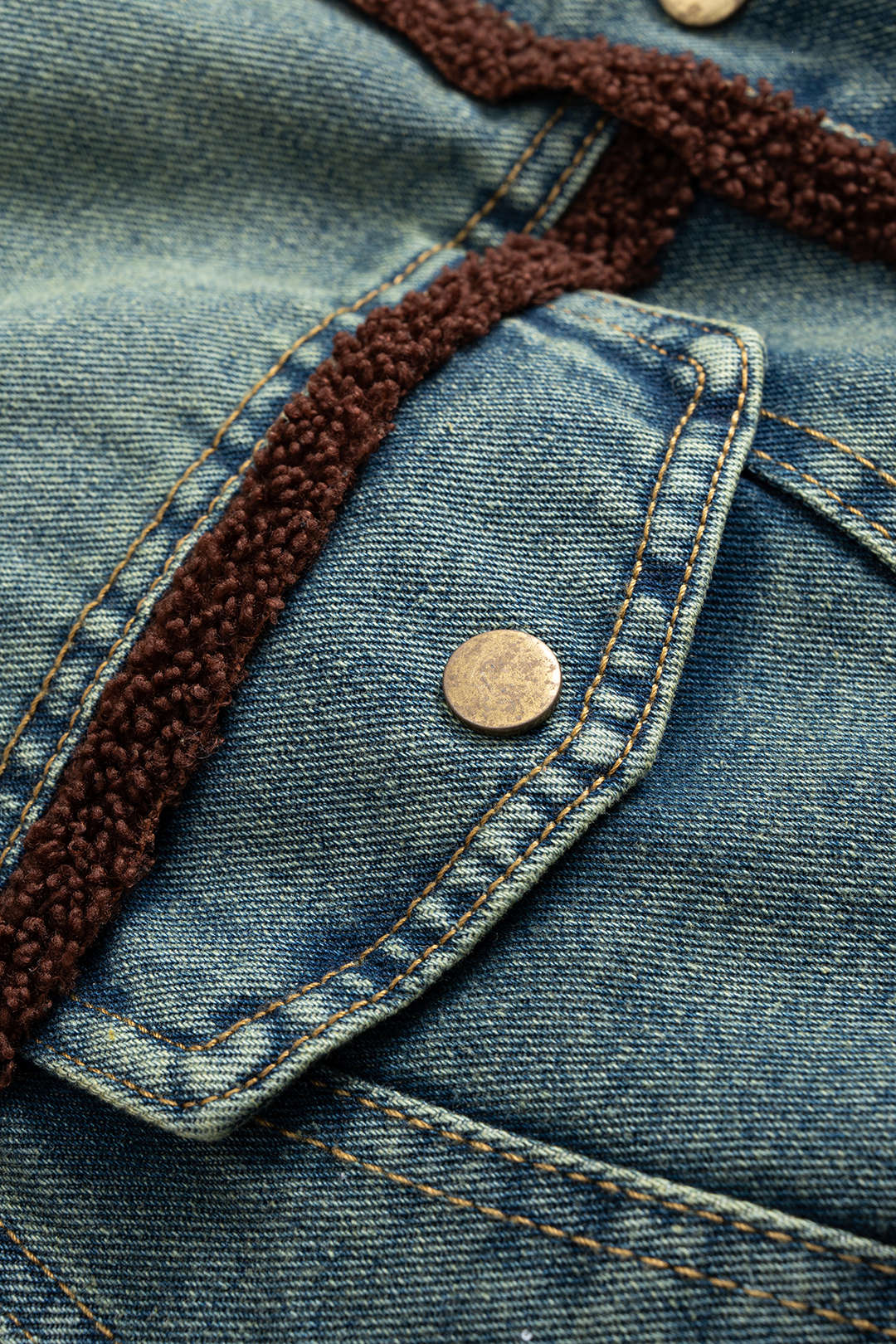 Denim-Patchwork-Jacke mit Zierknöpfen und Ziertaschen