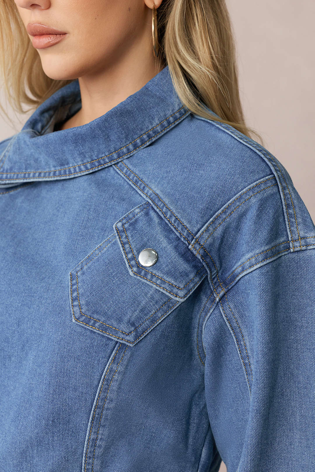 Jeans-Oberteil mit asymmetrischem Reißverschluss und langen Ärmeln