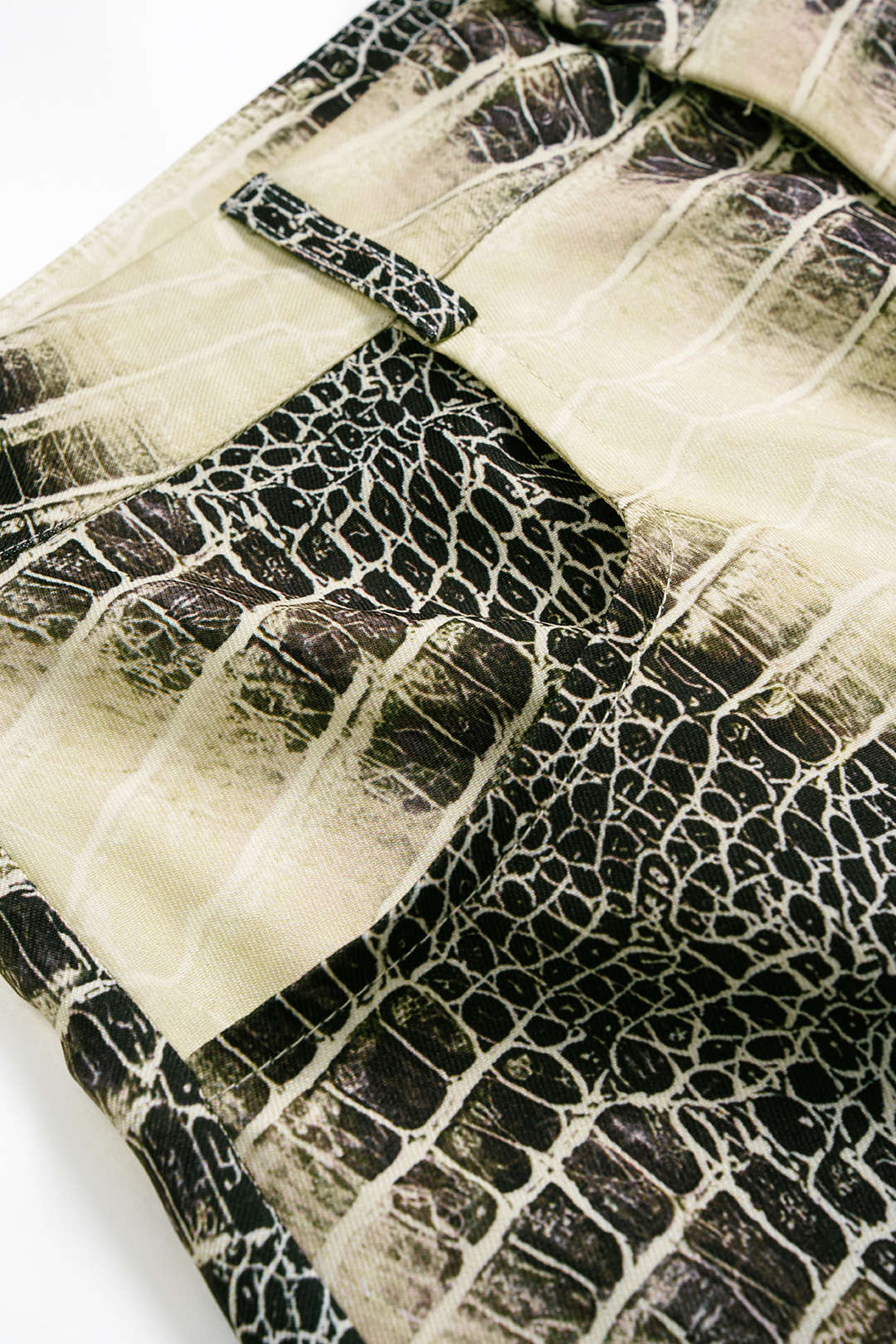 Shorts mit geradem Bein und Schlangenlederprint