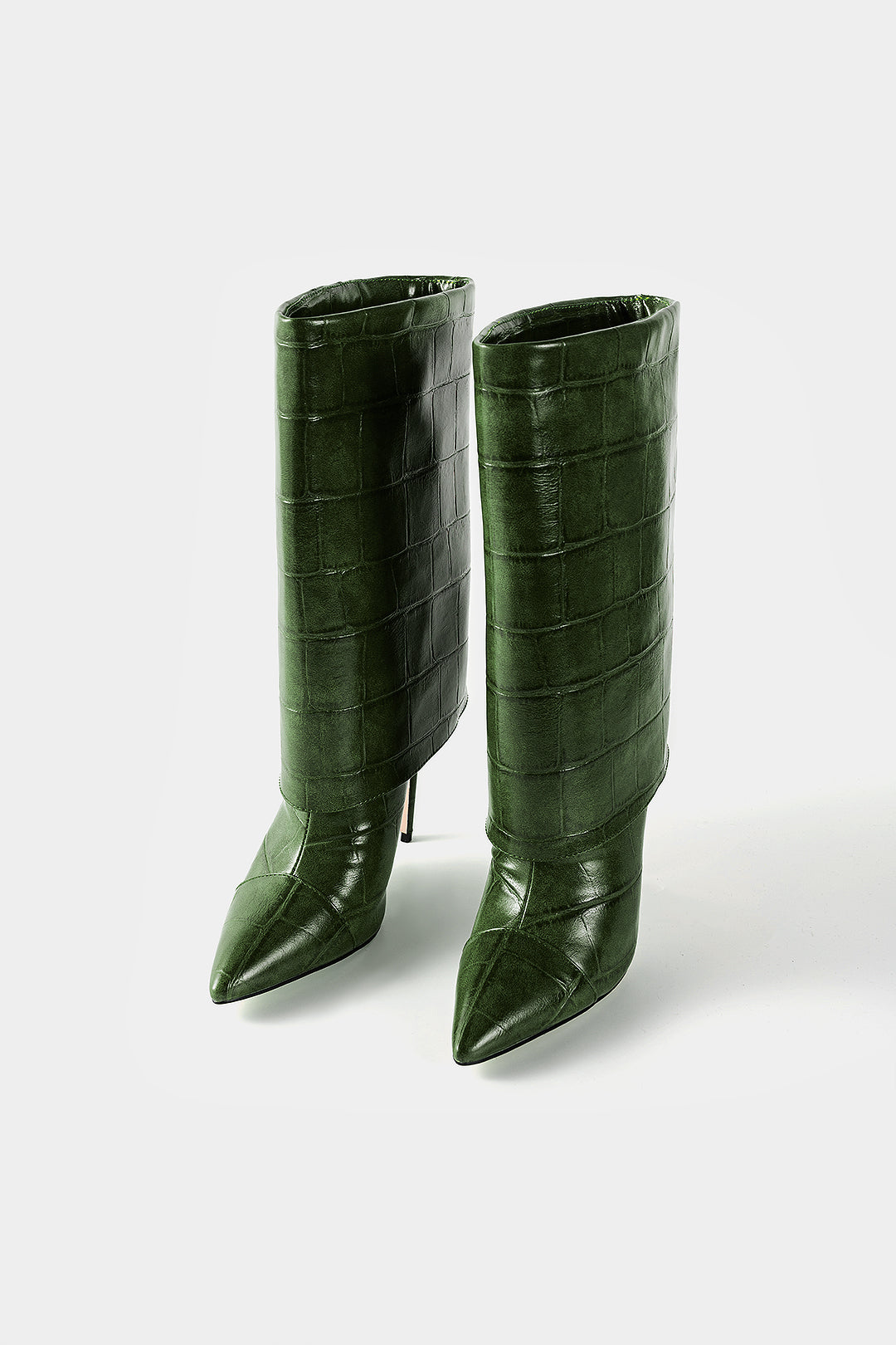 Wadenhohe Stiefel mit Krokoprägung