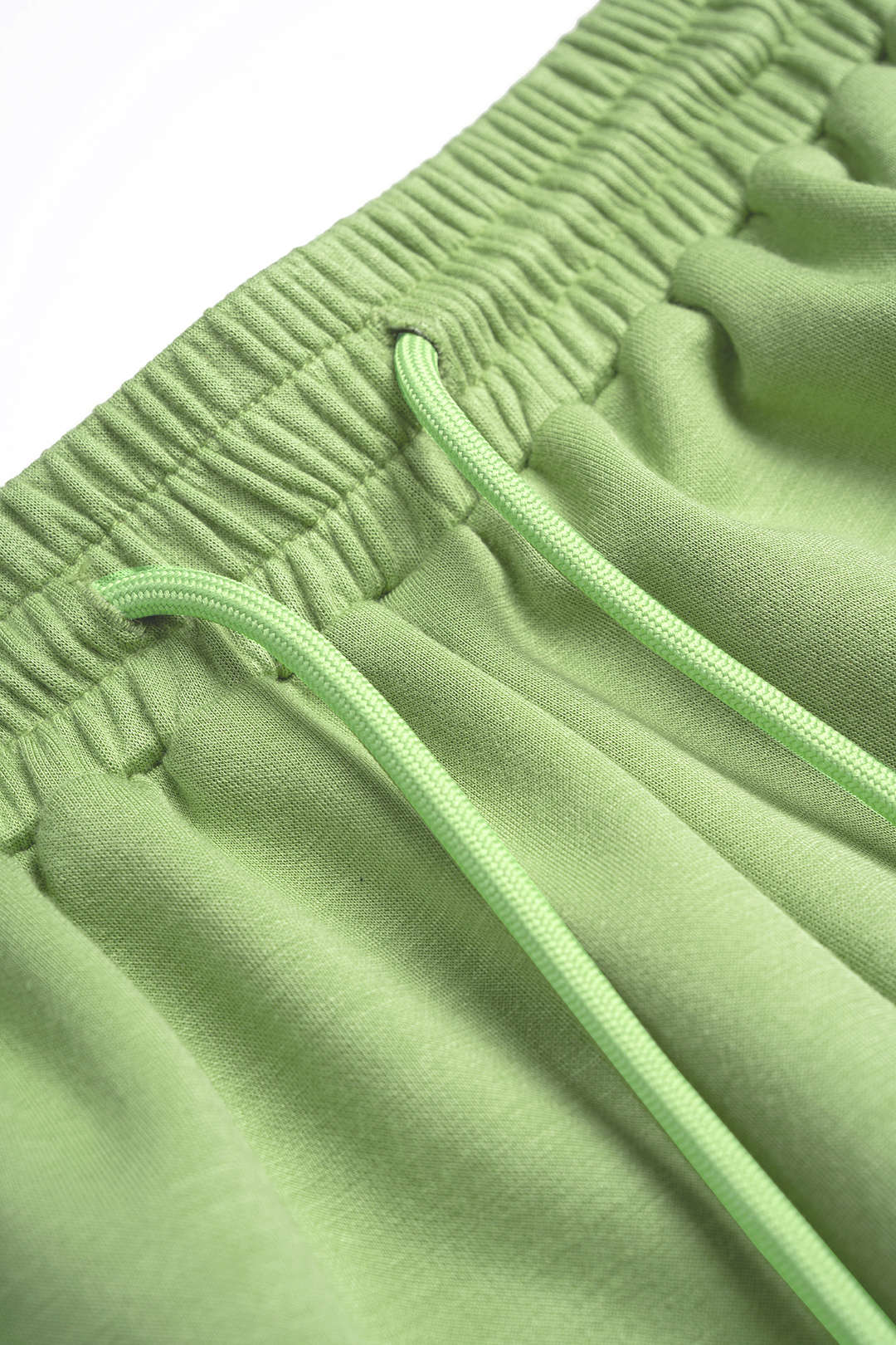 Gestreiftes T-Shirt mit Rundhalsausschnitt und kurzen Ärmeln und Shorts mit Kordelzug-Bindung im Set